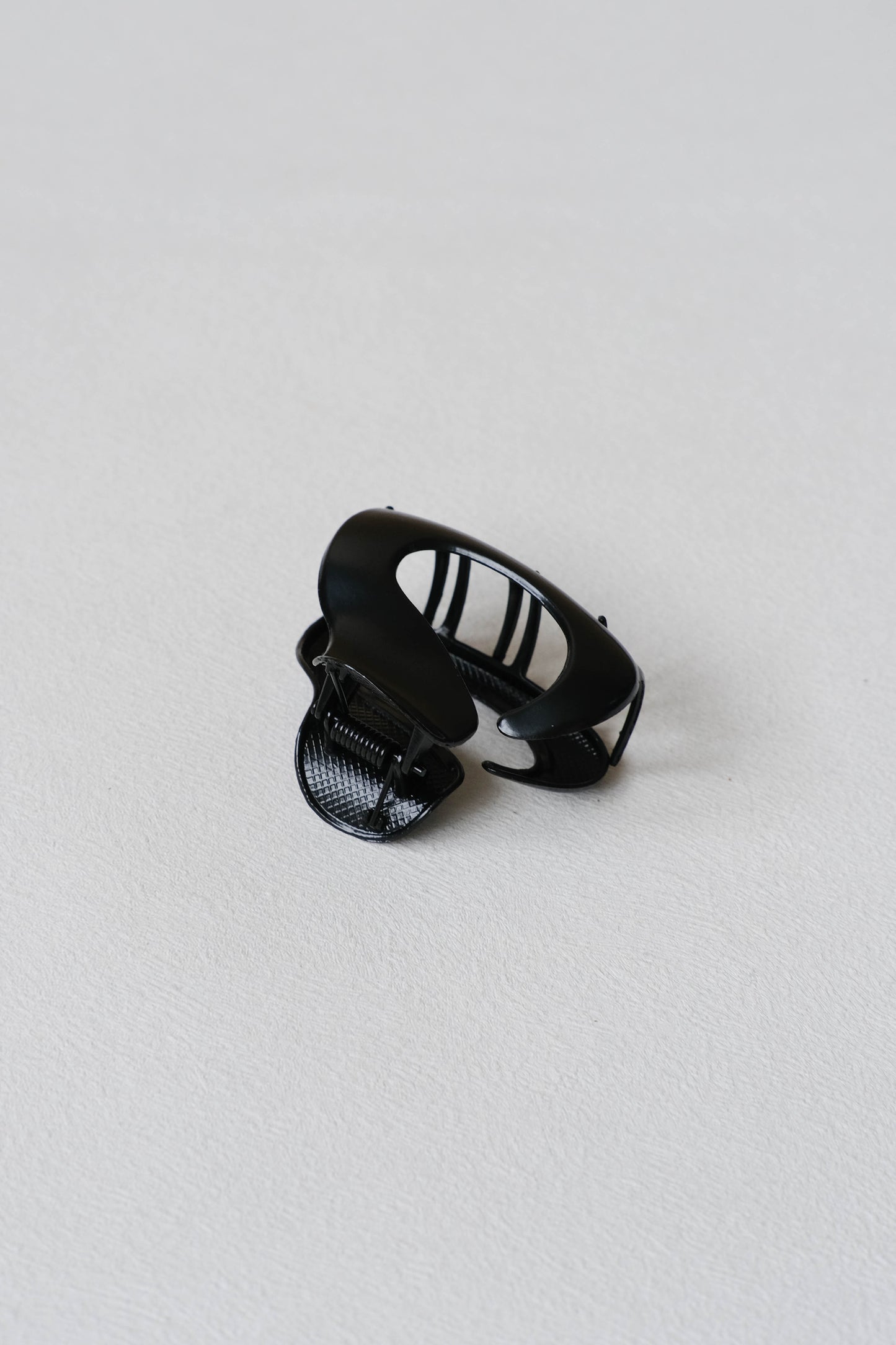 Irregular Metal Gripper In Classic Black