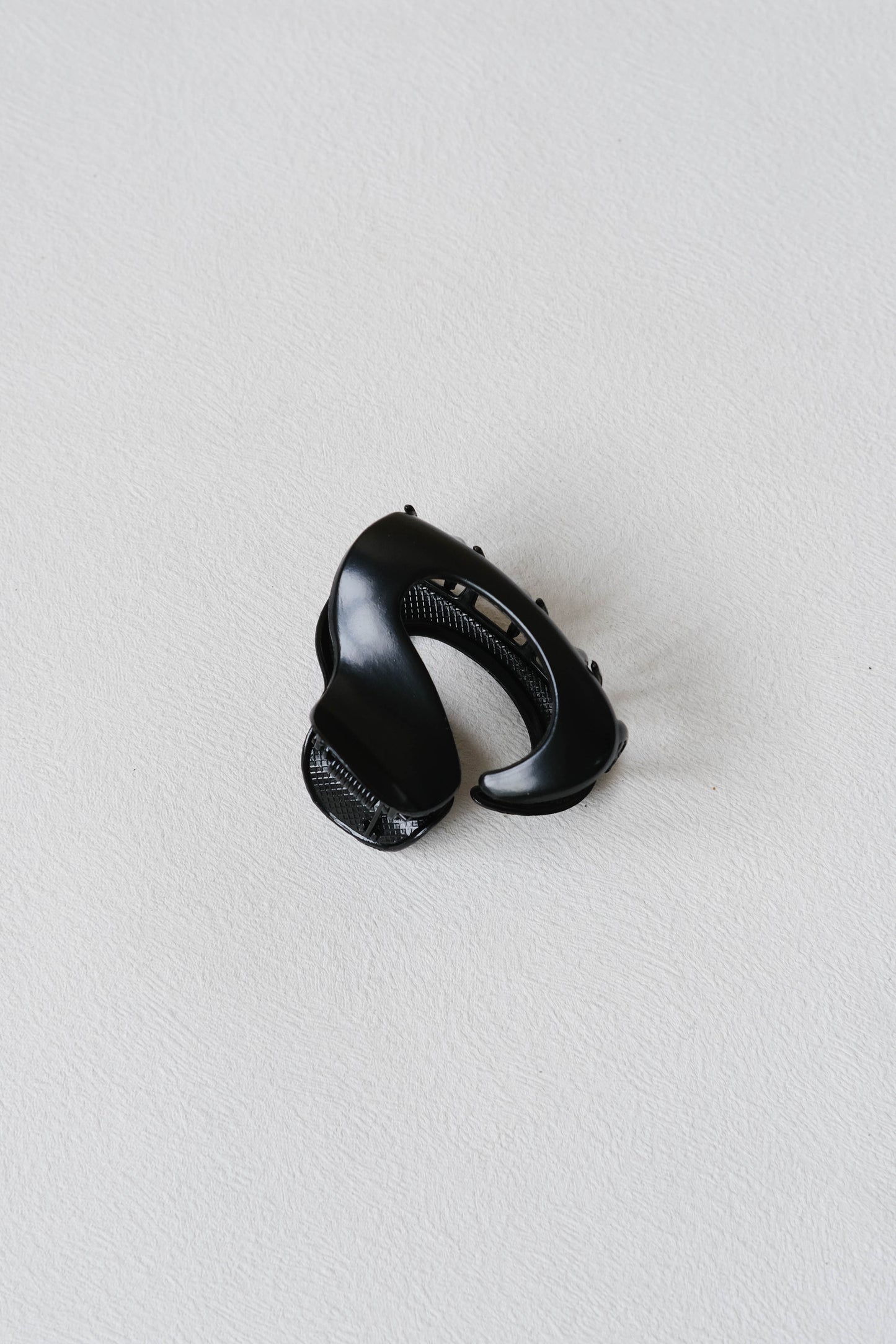 Irregular Metal Gripper In Classic Black