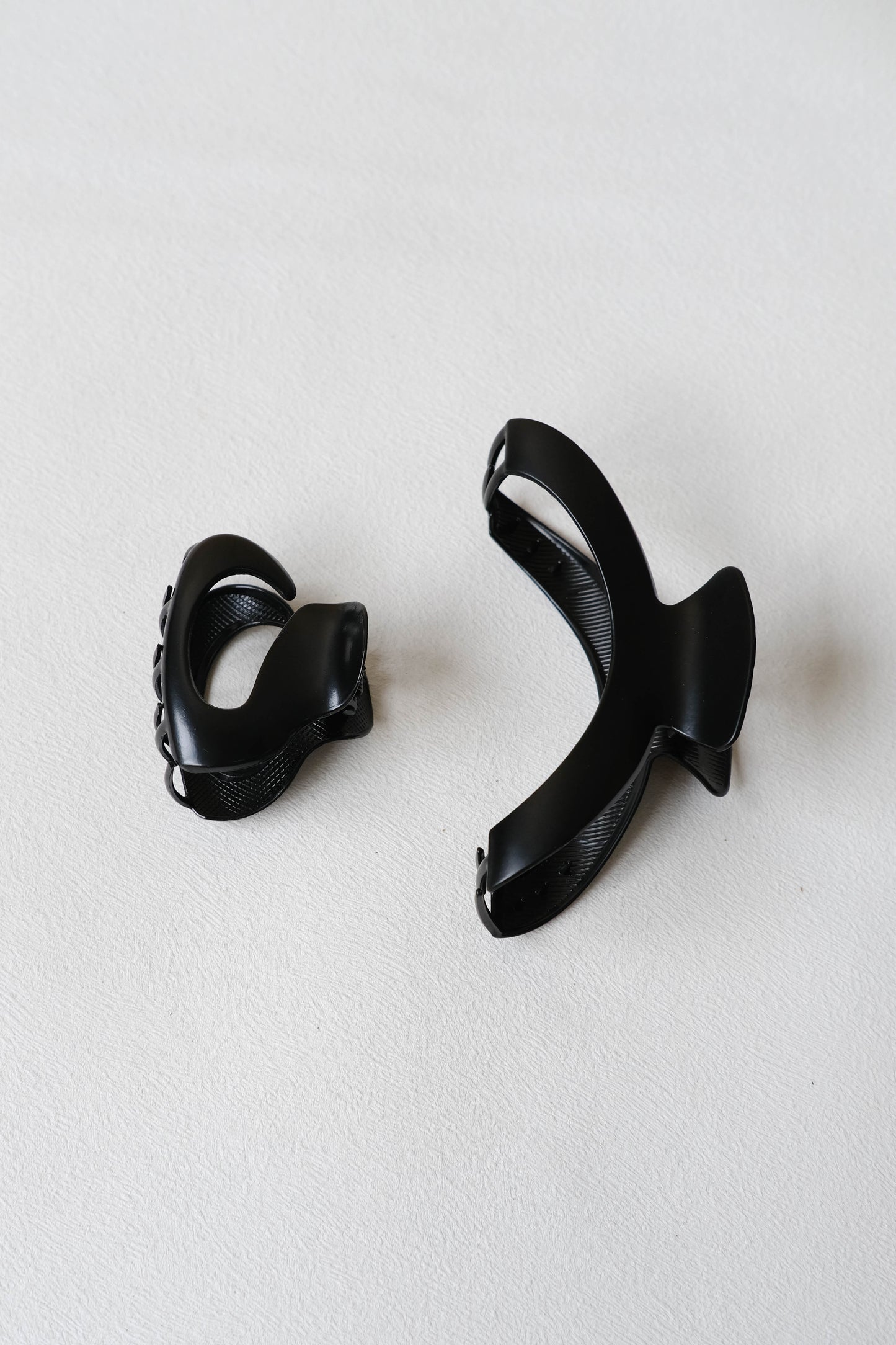 Curved Gripper In Matte Black