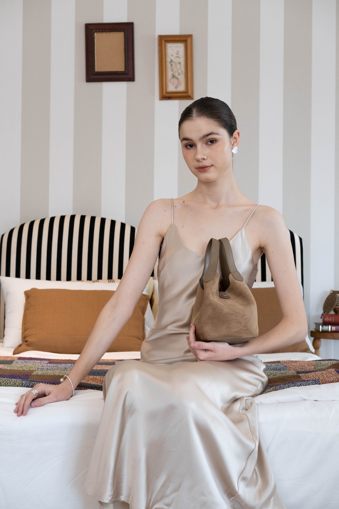 Époque Bucket Bag - Almond