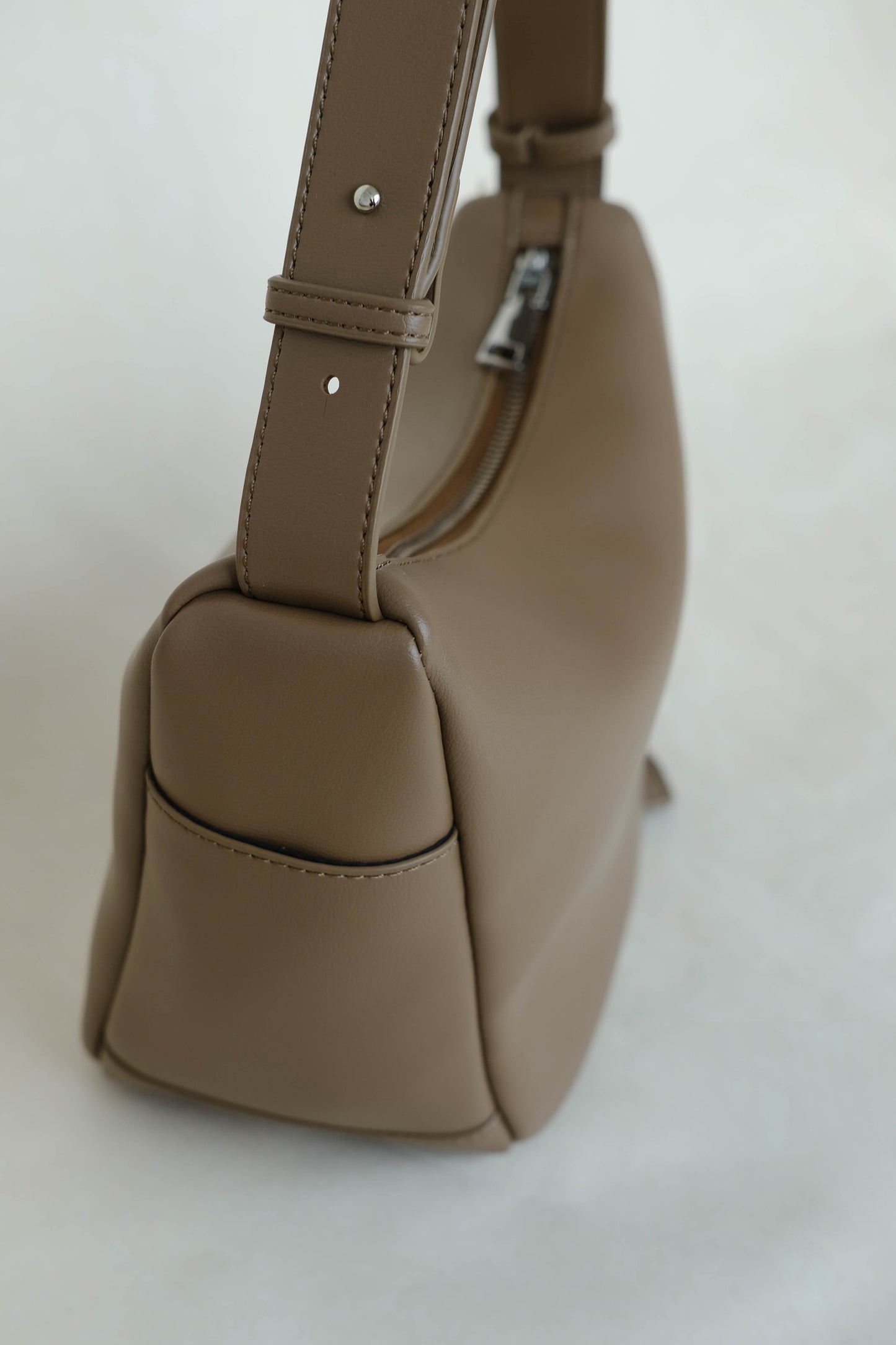 Supple leather axilla single-strap bag in mud color