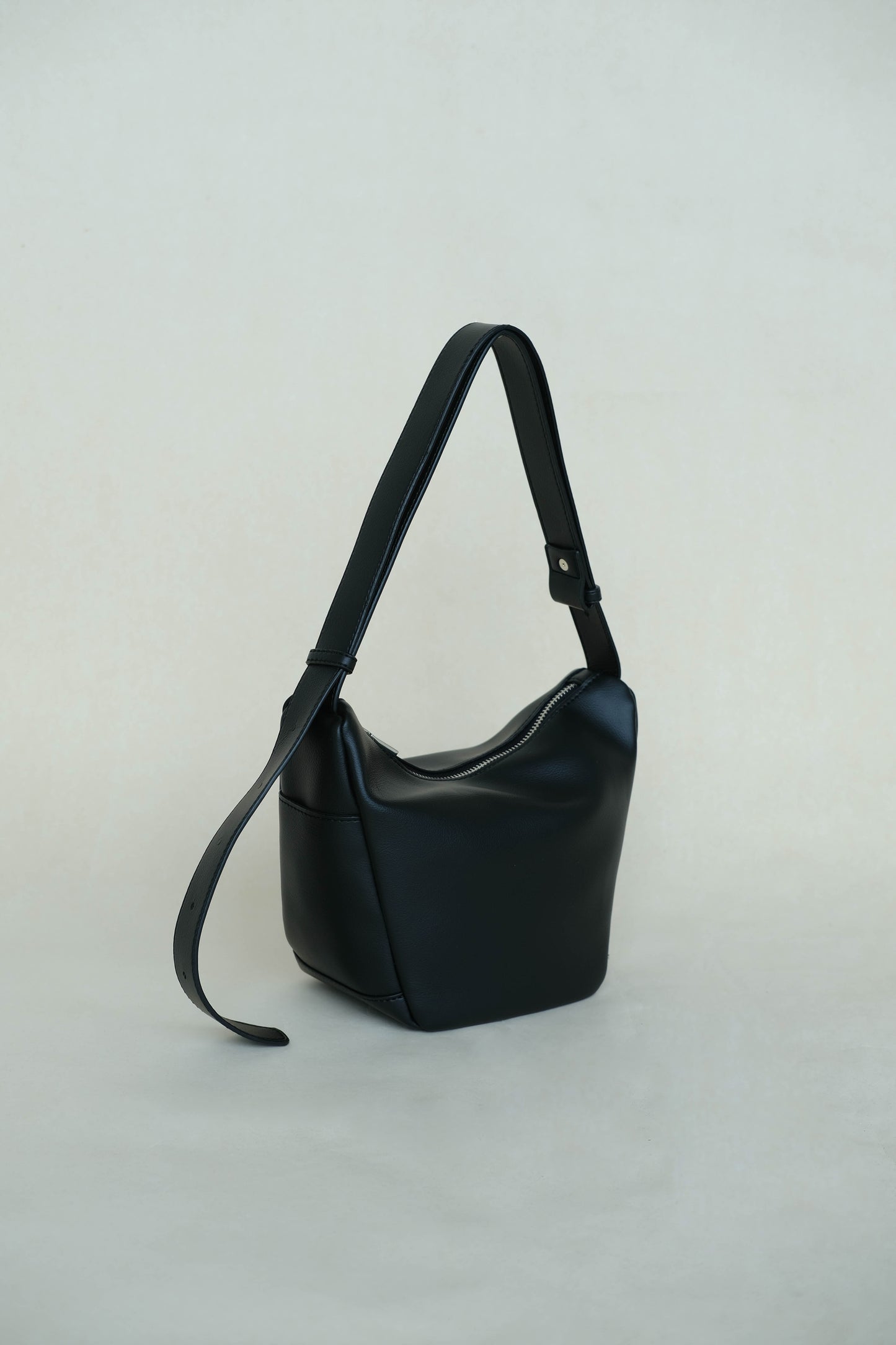 Supple leather axilla single-strap bag in classic black