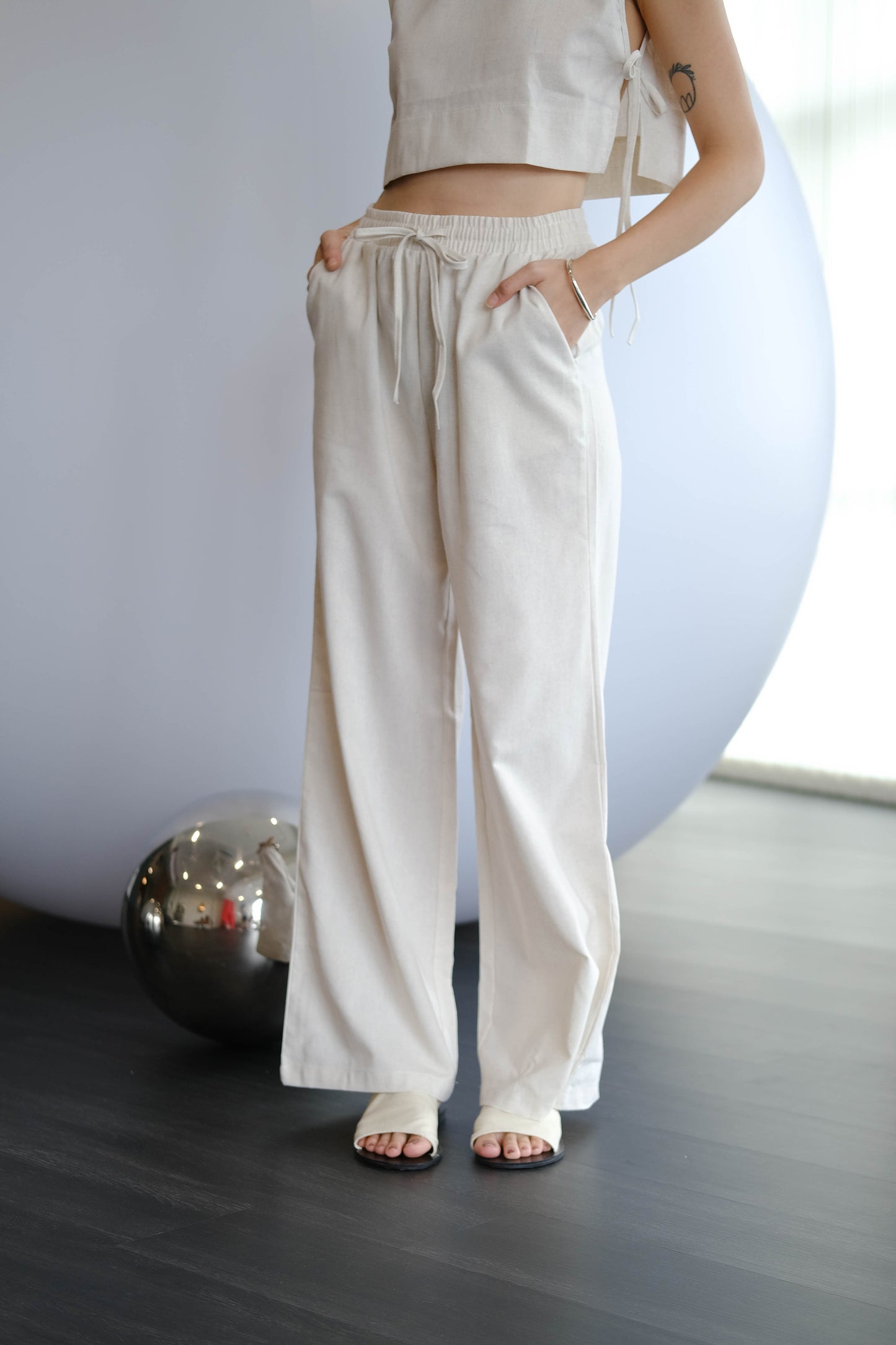 Pantalon français sans manches en coton et lin avec épaulettes en costume blanc crème 