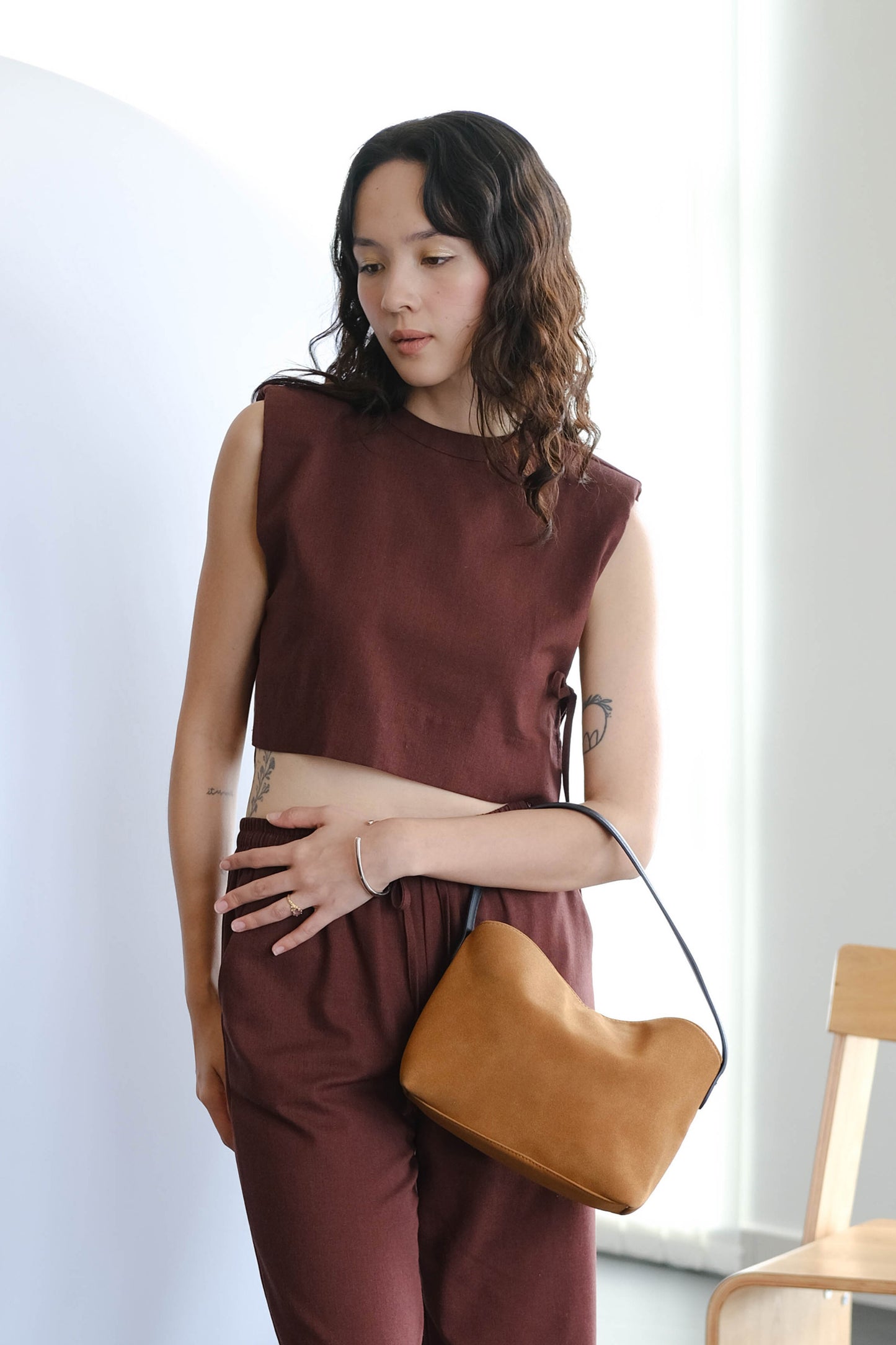 French shoulder-padded sleeveless cotton and linen in brown red