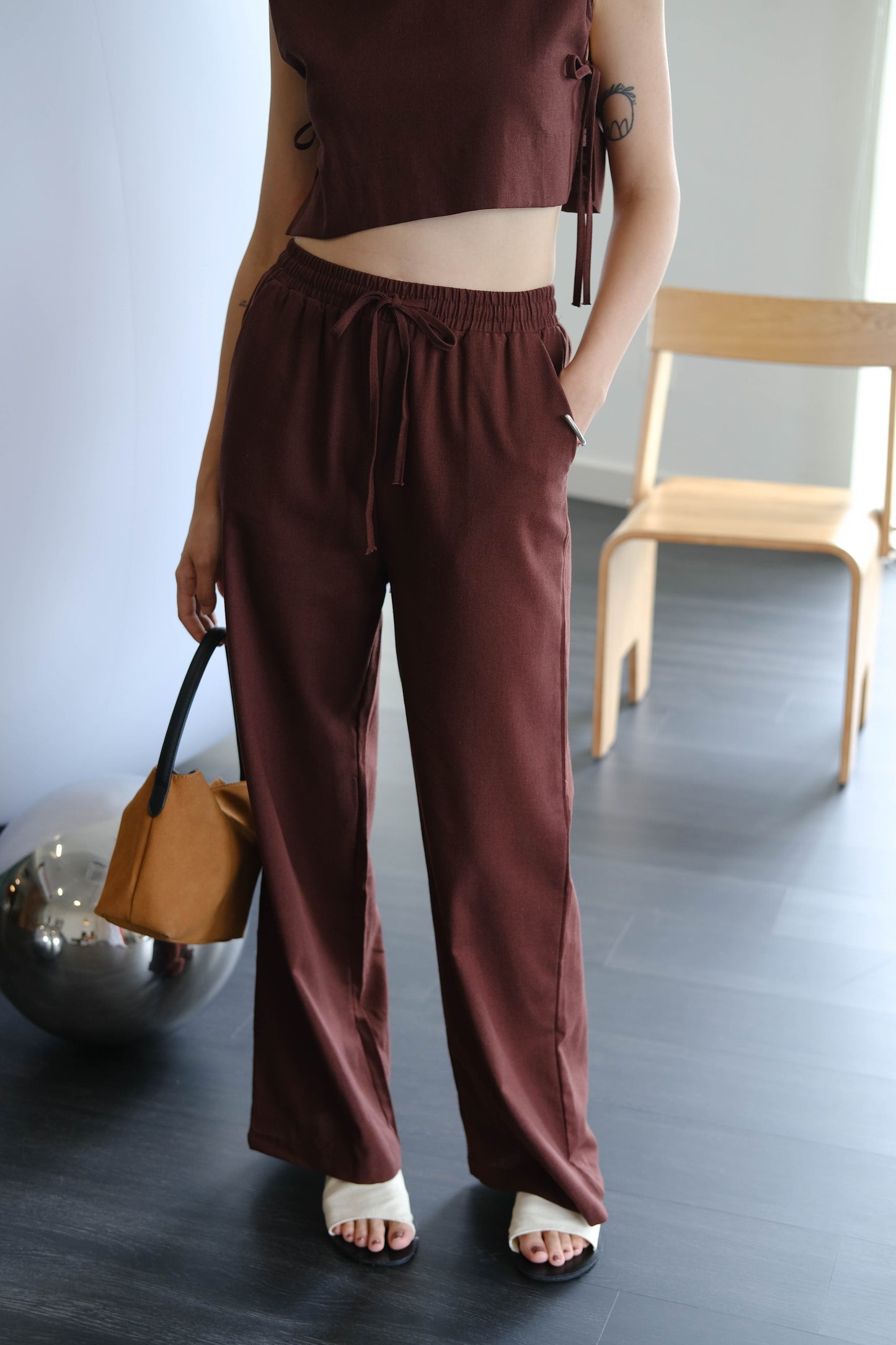 Pantalon français sans manches en coton et lin avec épaulettes en marron rouge en costume 