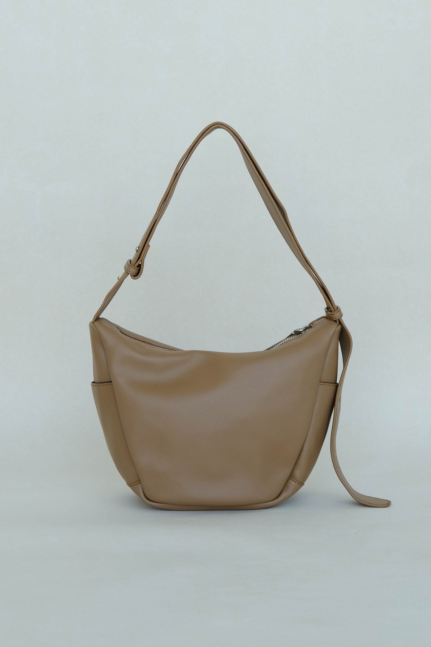 Supple leather axilla single-strap bag in brown color