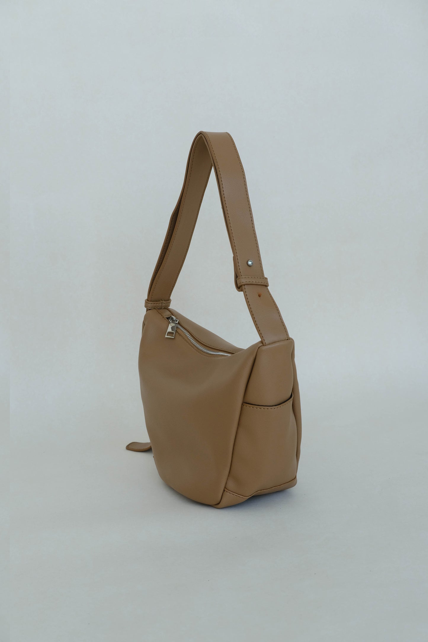 Supple leather axilla single-strap bag in brown color