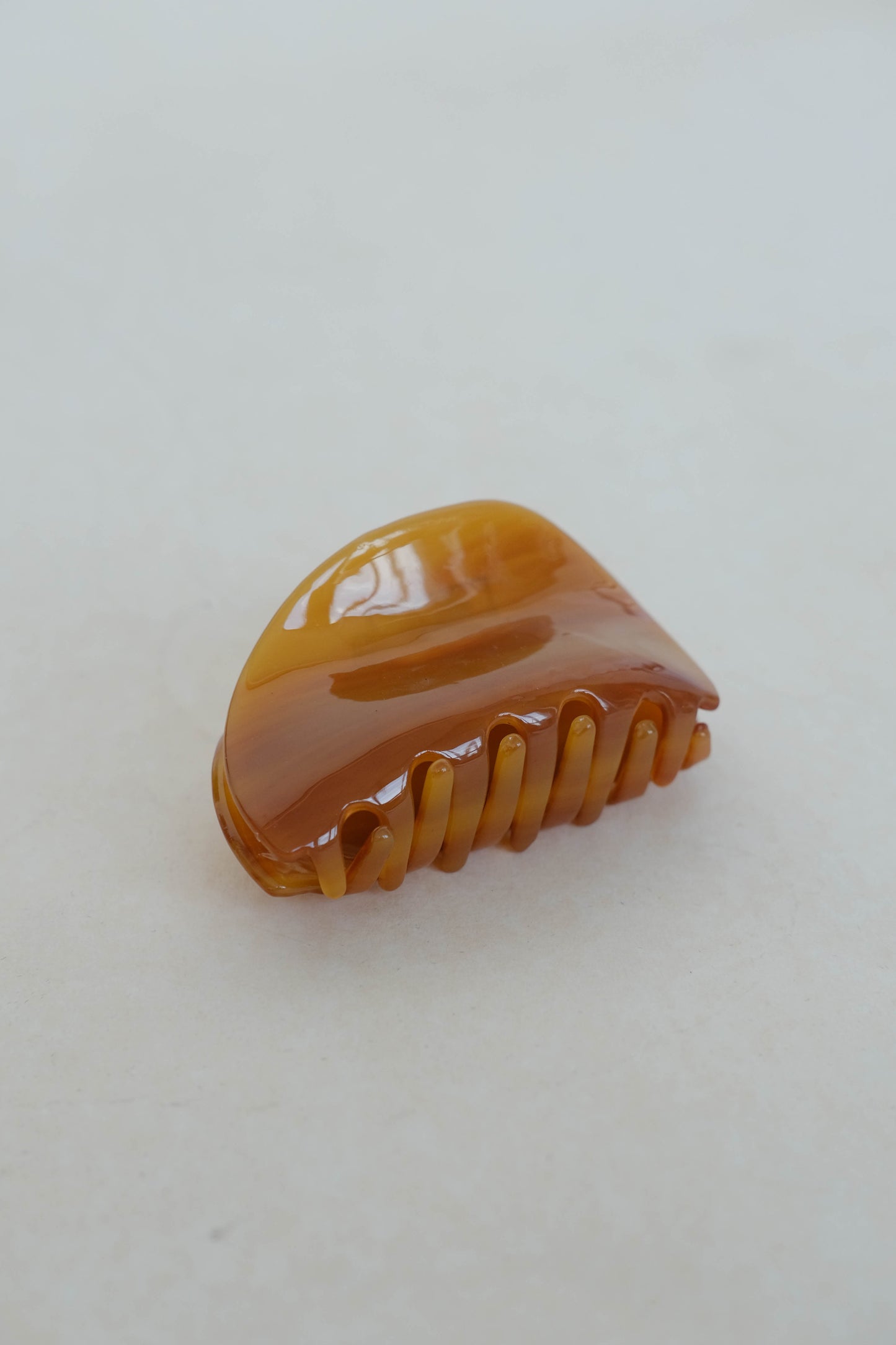 French gripper clip caramel color