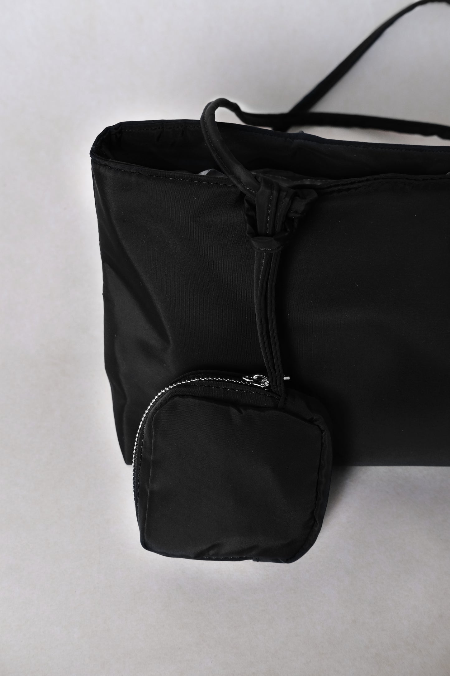 Classic Avenue Tote - Classic Black (With Charm)