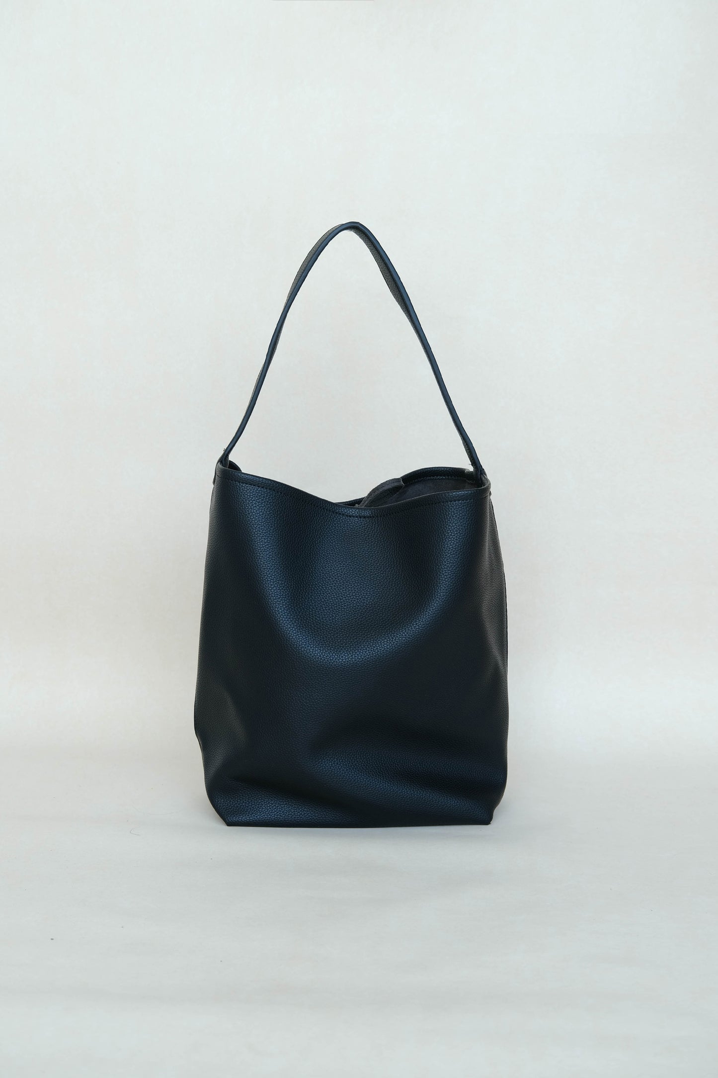 Pebbled texture soft leather simple shoulder bag in classic black
