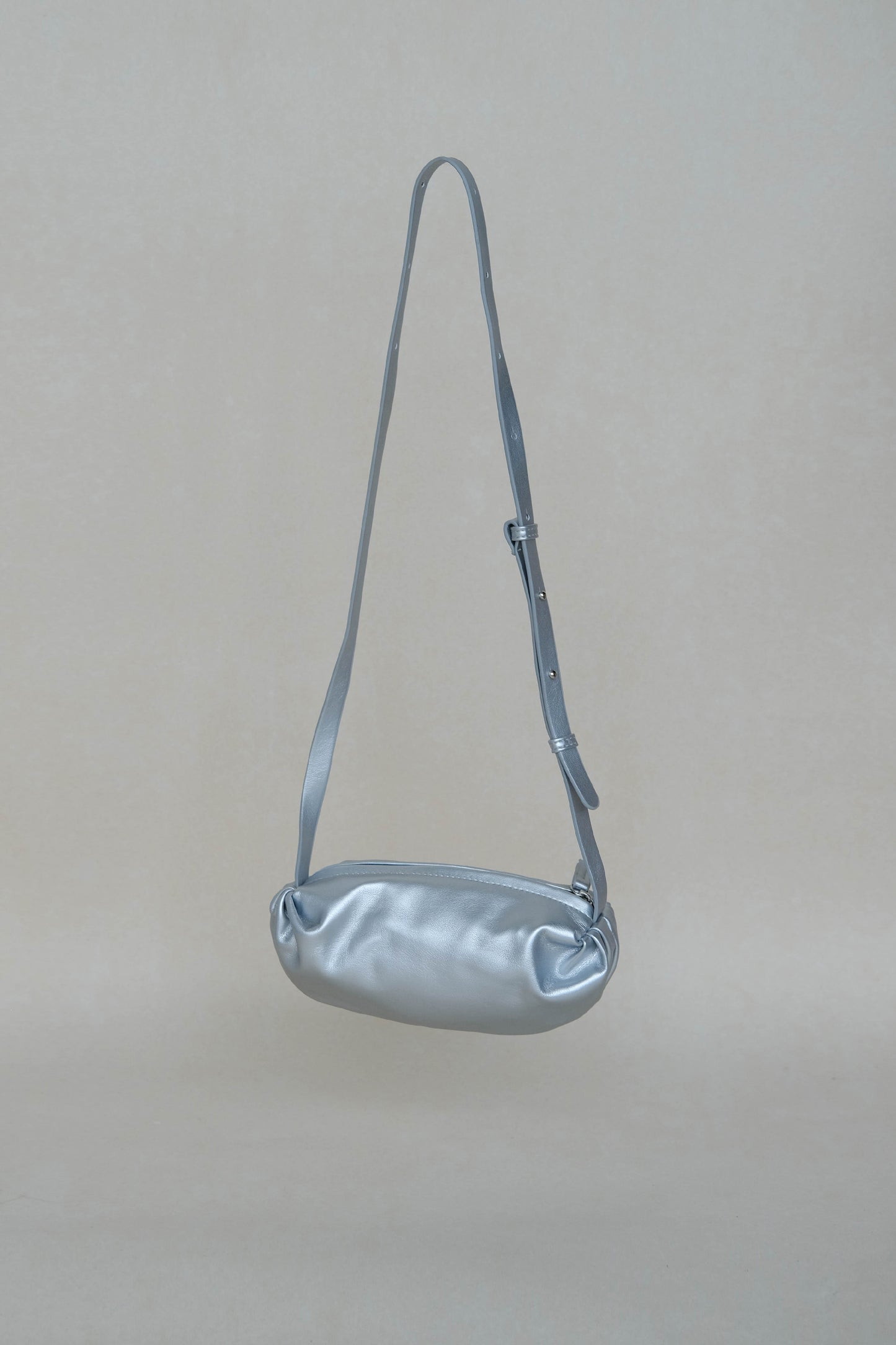 Half-moon dumpling bag in Silver