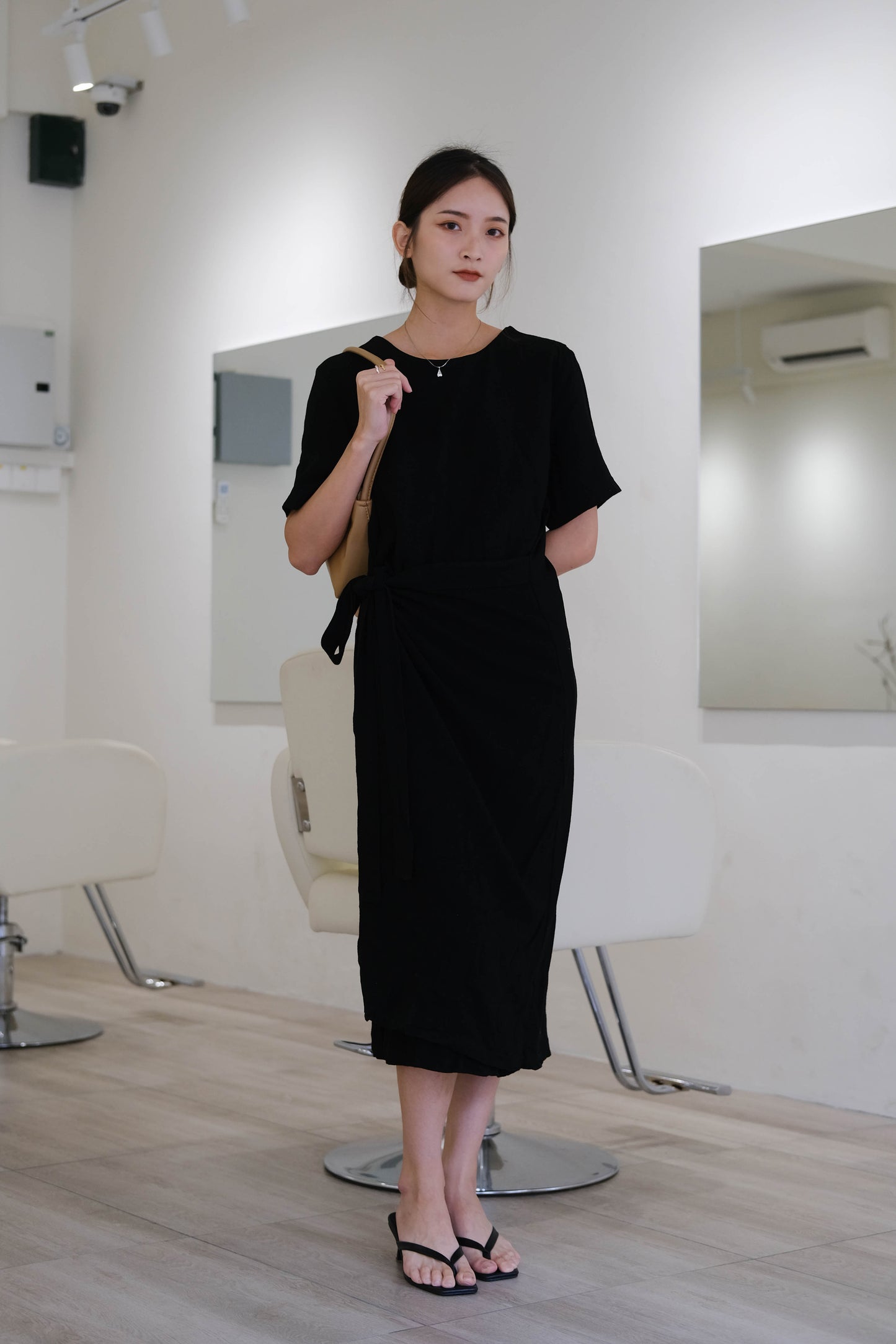 Round neck waist short sleeve dress in classic black
