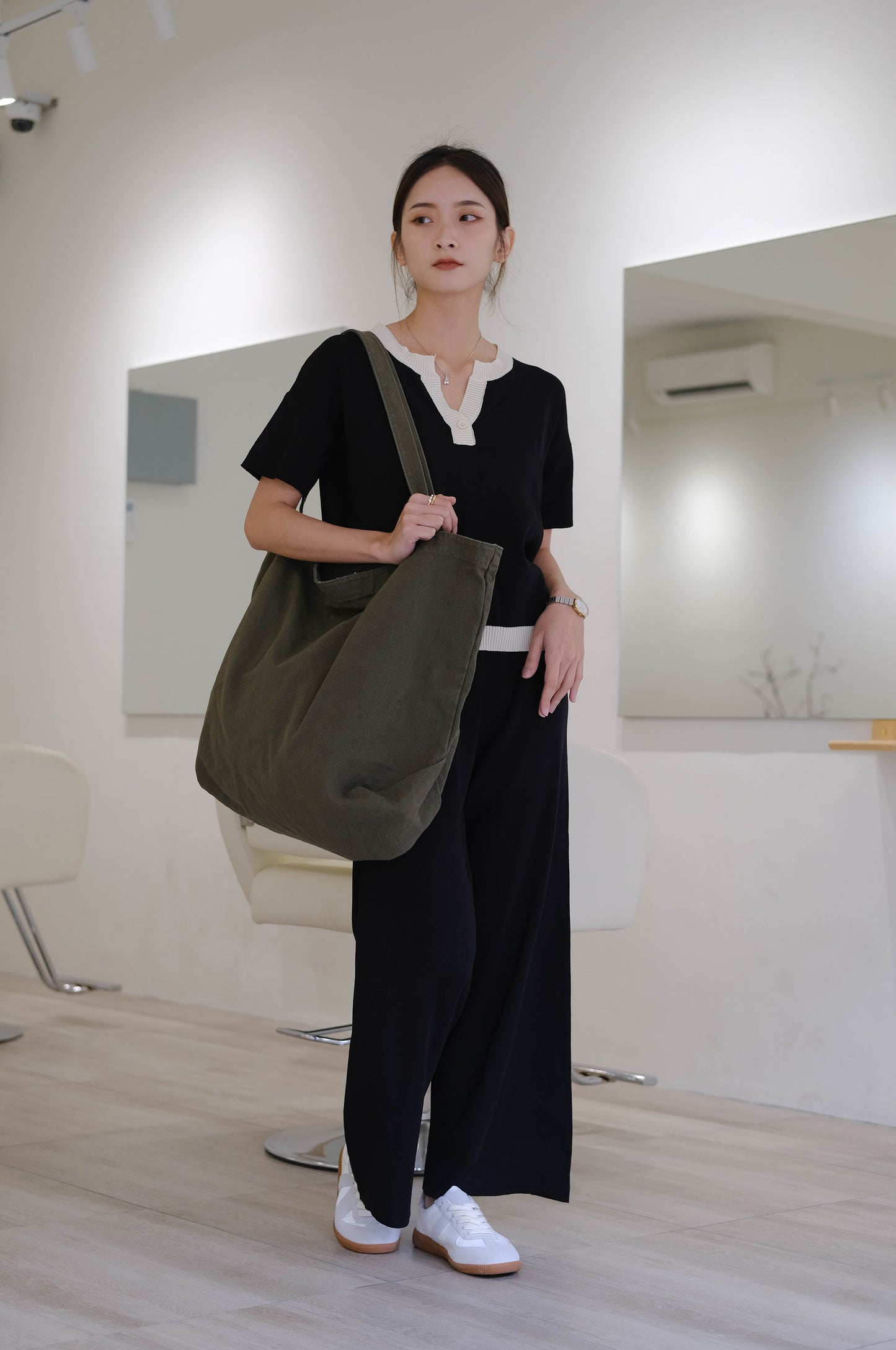 V short-sleeved sweater + high-waist wide-leg pants suit in classic black