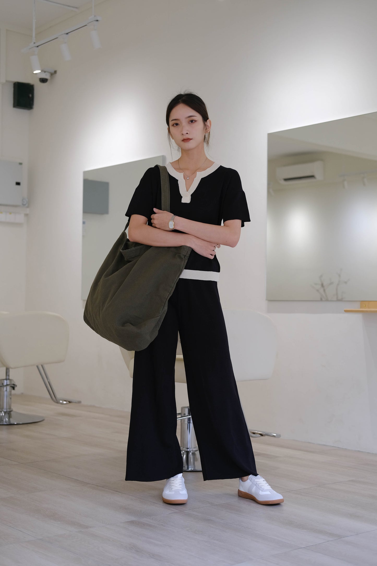 V short-sleeved sweater + high-waist wide-leg pants suit in classic black