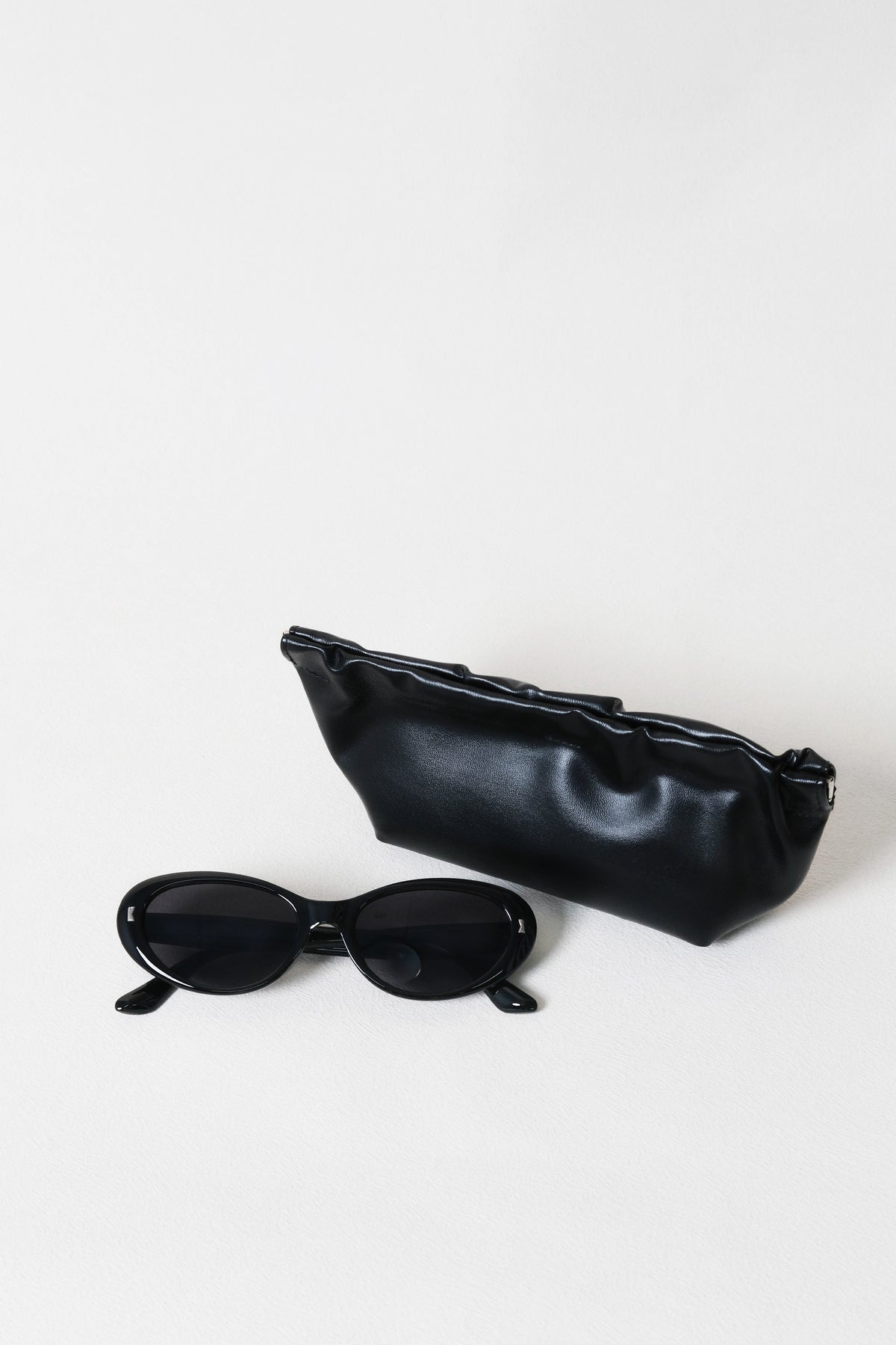 Lumière Oval Sunglasses - Black Frame – Grey Lenses