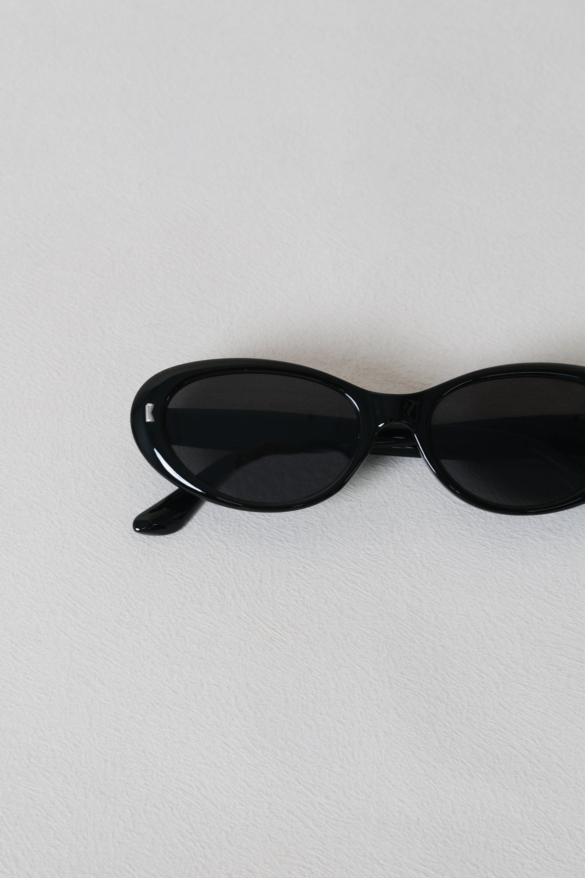 Lumière Oval Sunglasses - Black Frame – Grey Lenses