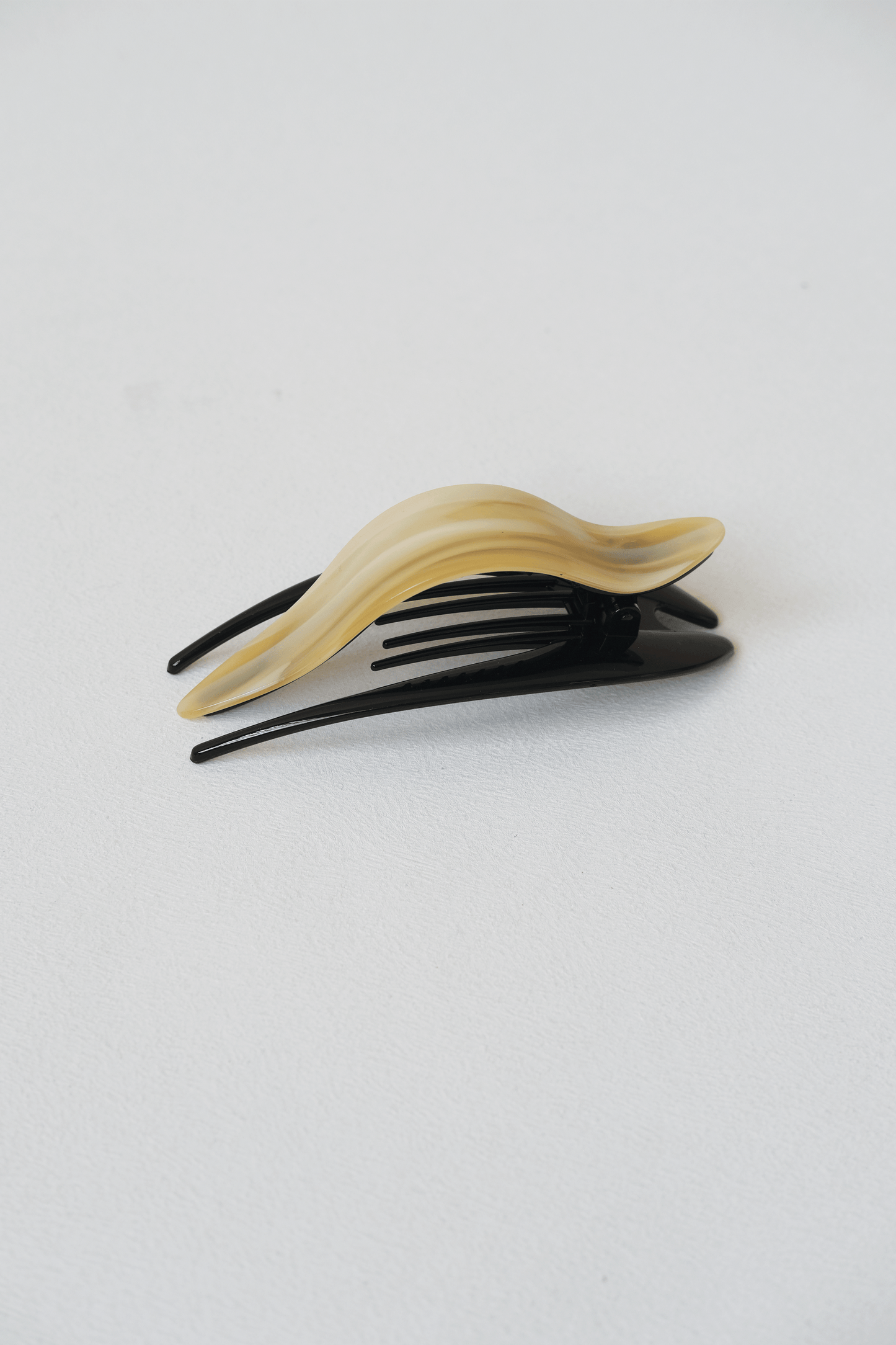 Aurora Acetate Hair Claw - Cream
