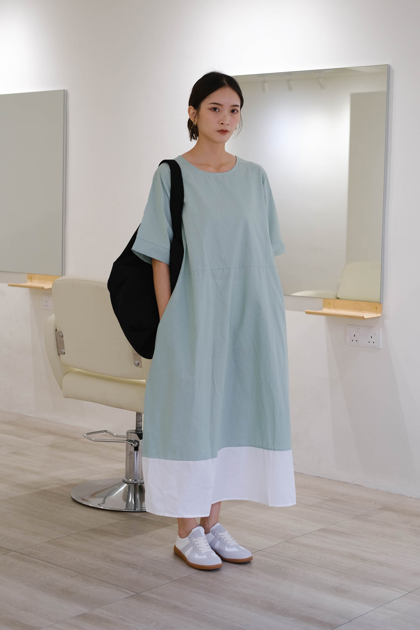 Round neck contrast color short sleeve dress in sea blue