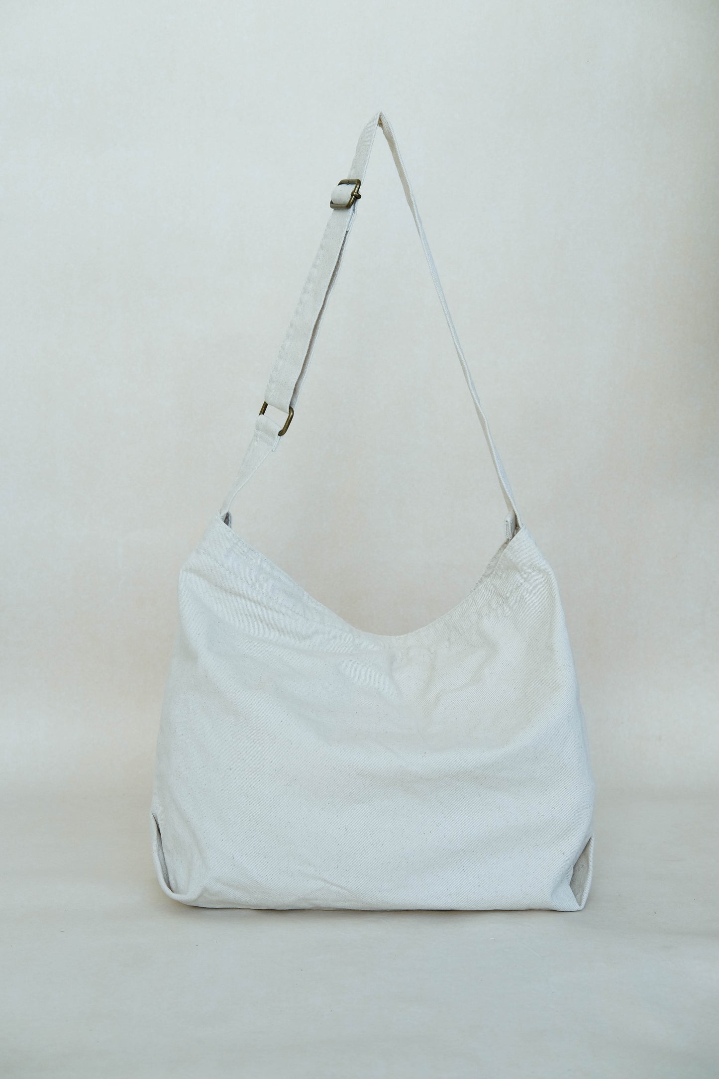 Simple canvas large capacity crossbody bag in cream white