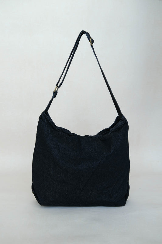 Simple canvas large capacity crossbody bag in matte black