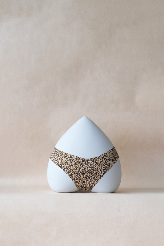 The Sleek Whisper Thong - Leopard Print