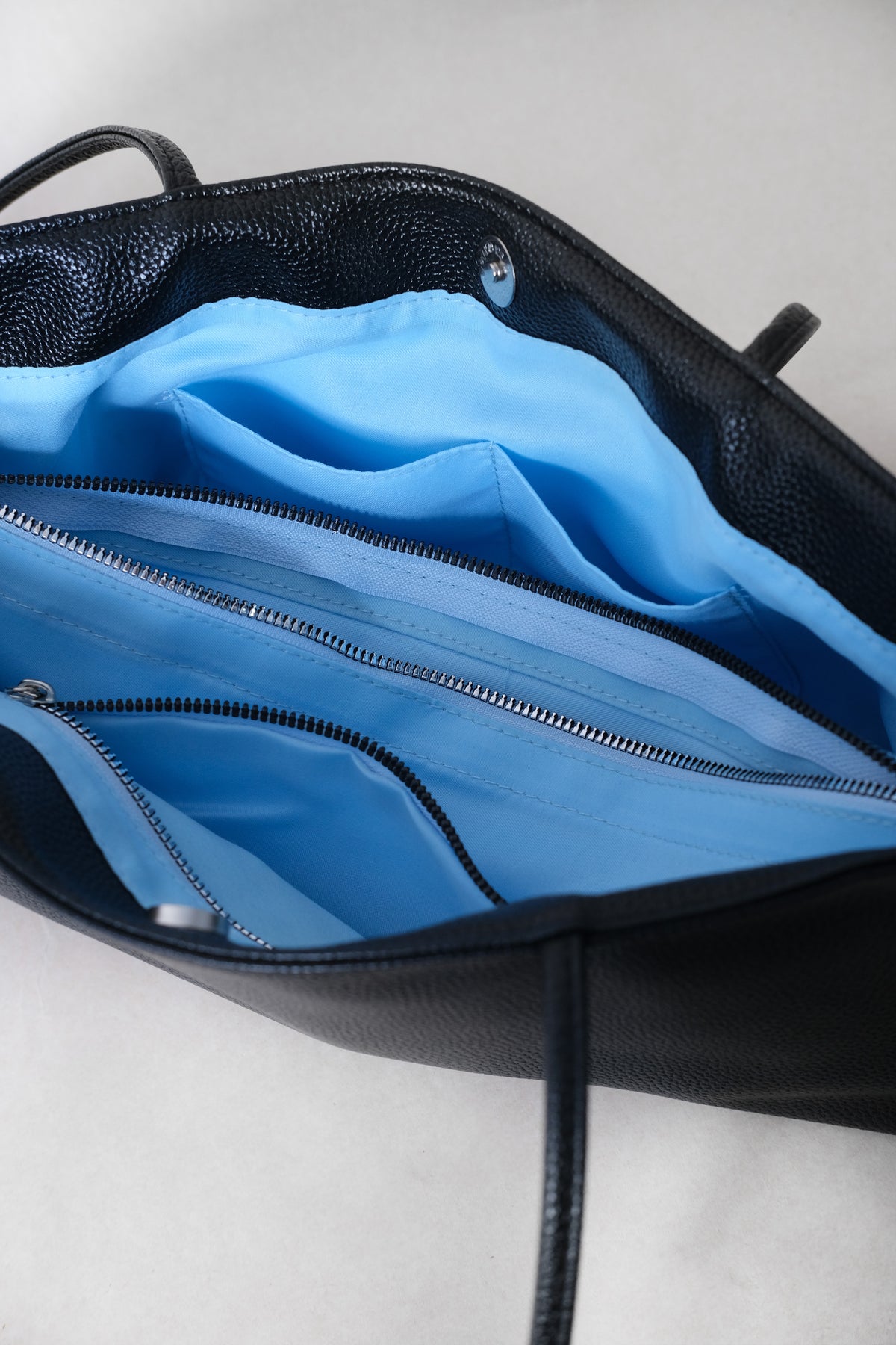 The Classic Avenue Carryall - Classic Black