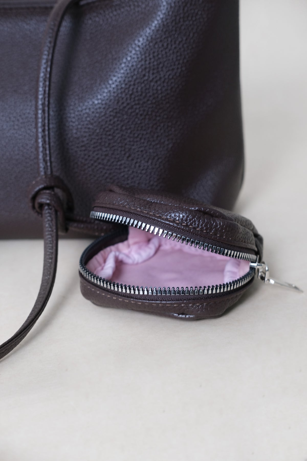 The Classic Avenue Carryall - Coffee