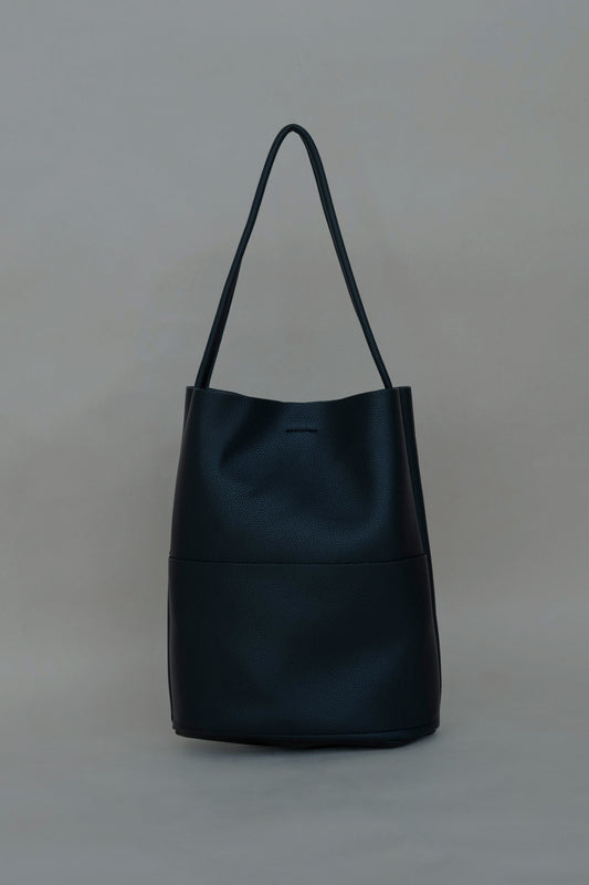Shoulder bucket bag in classic black