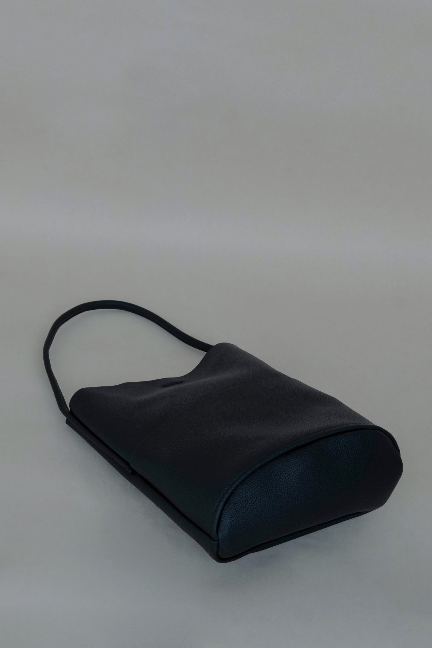 Shoulder bucket bag in classic black