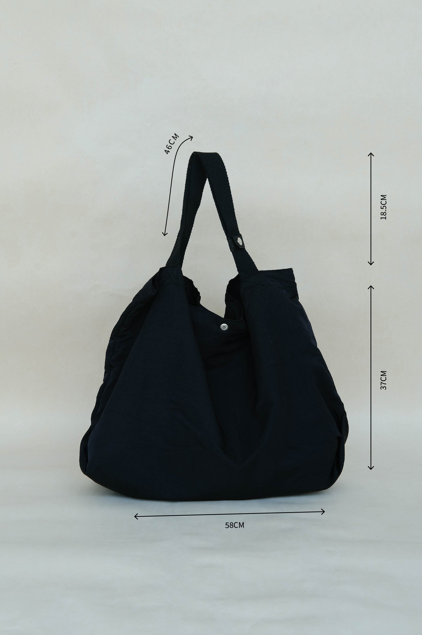 Large capacity nylon cloth shoulder bag in classic black