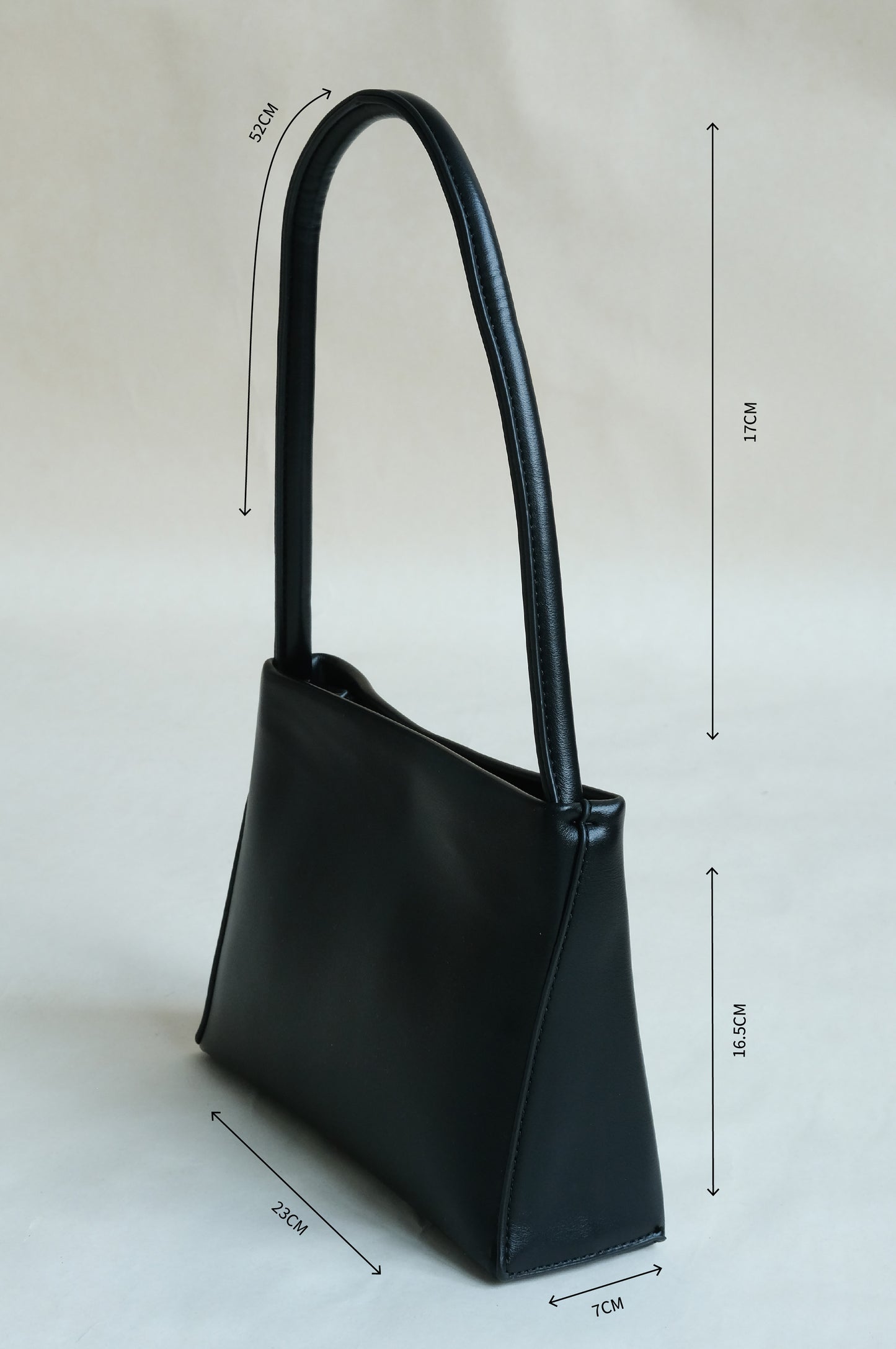 Square tote bag with one shoulder under the armpits in classic black