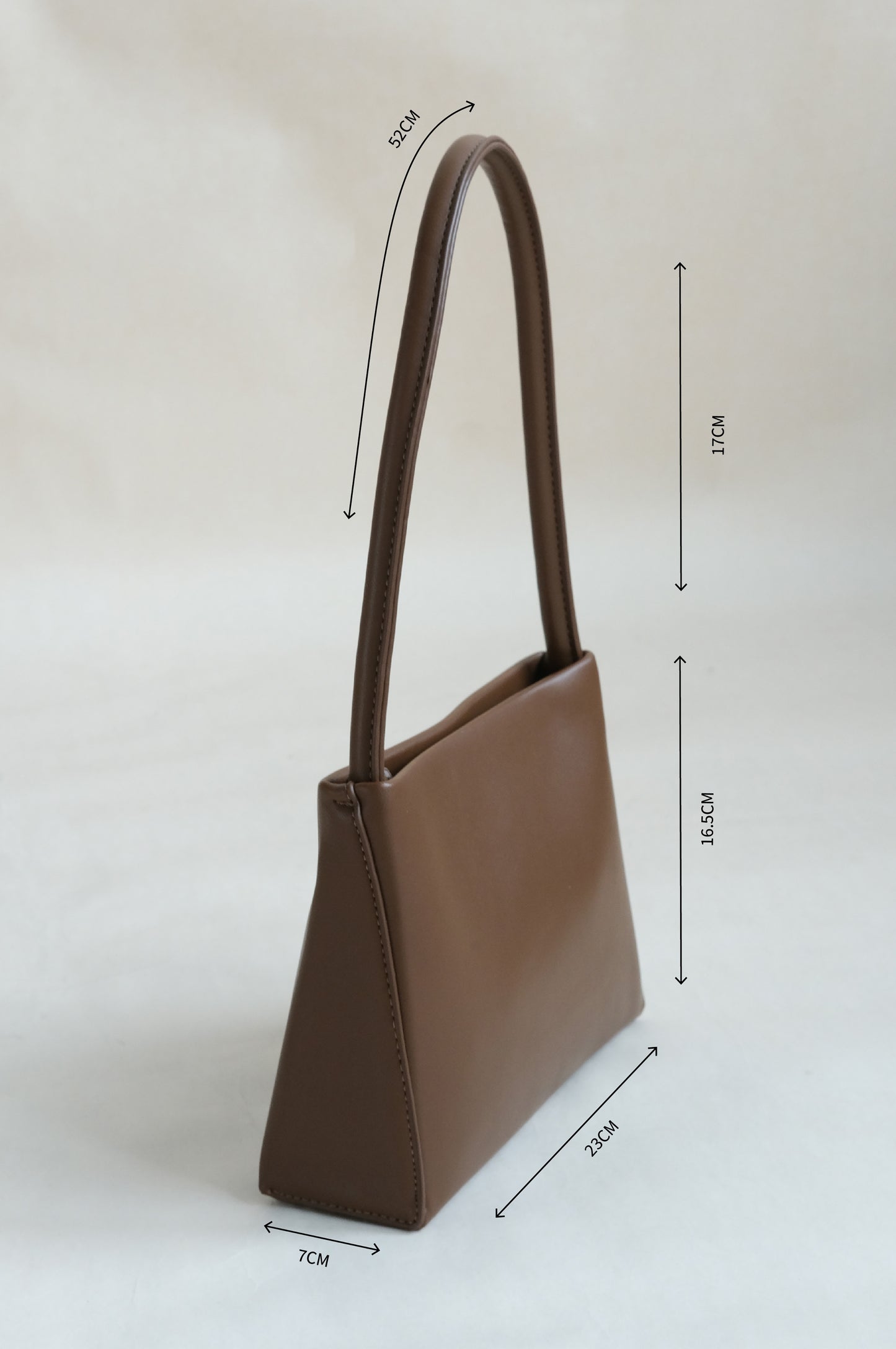 Square tote bag with one shoulder under the armpits in coffee