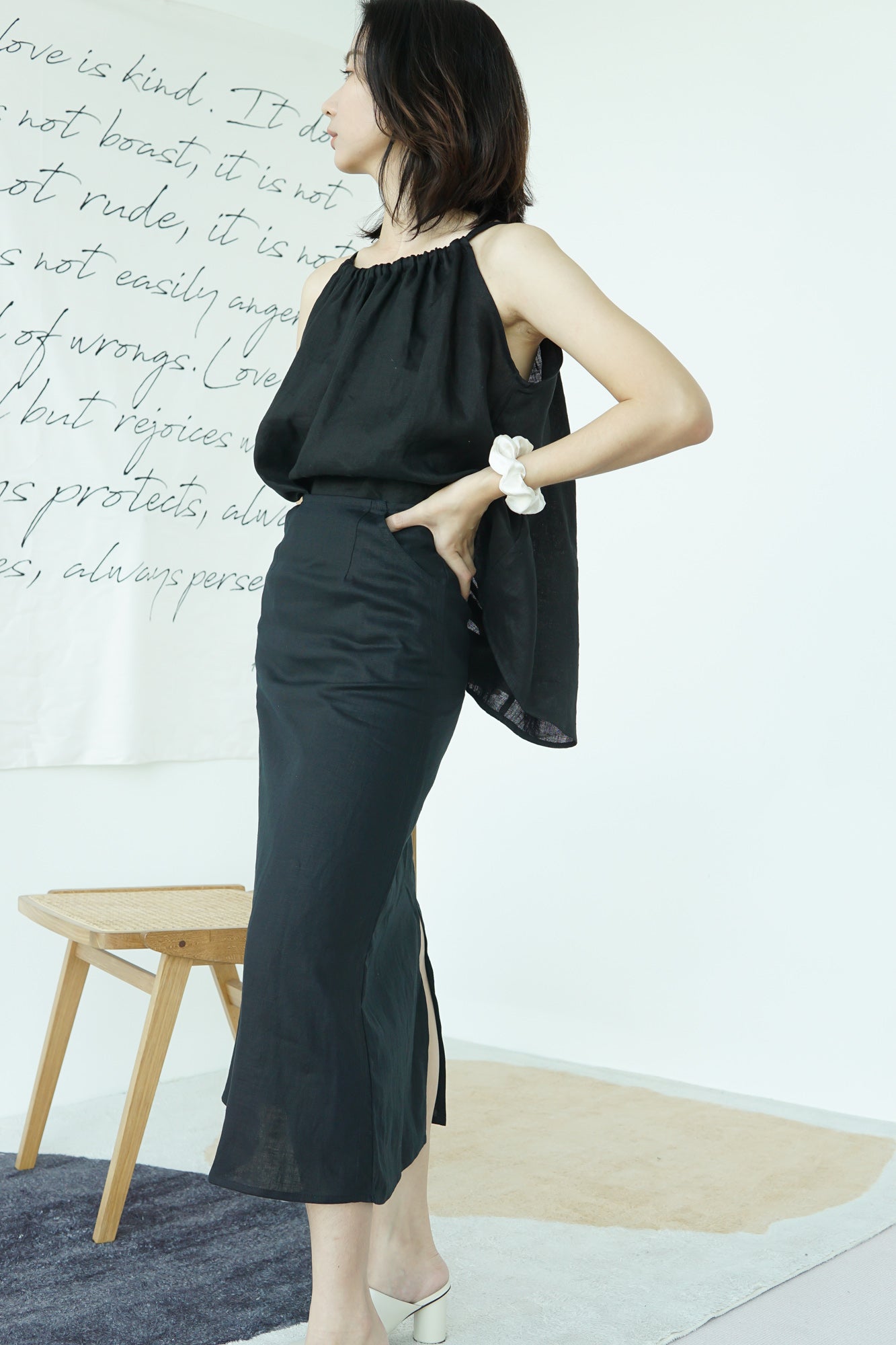 Linen skirt in classic black