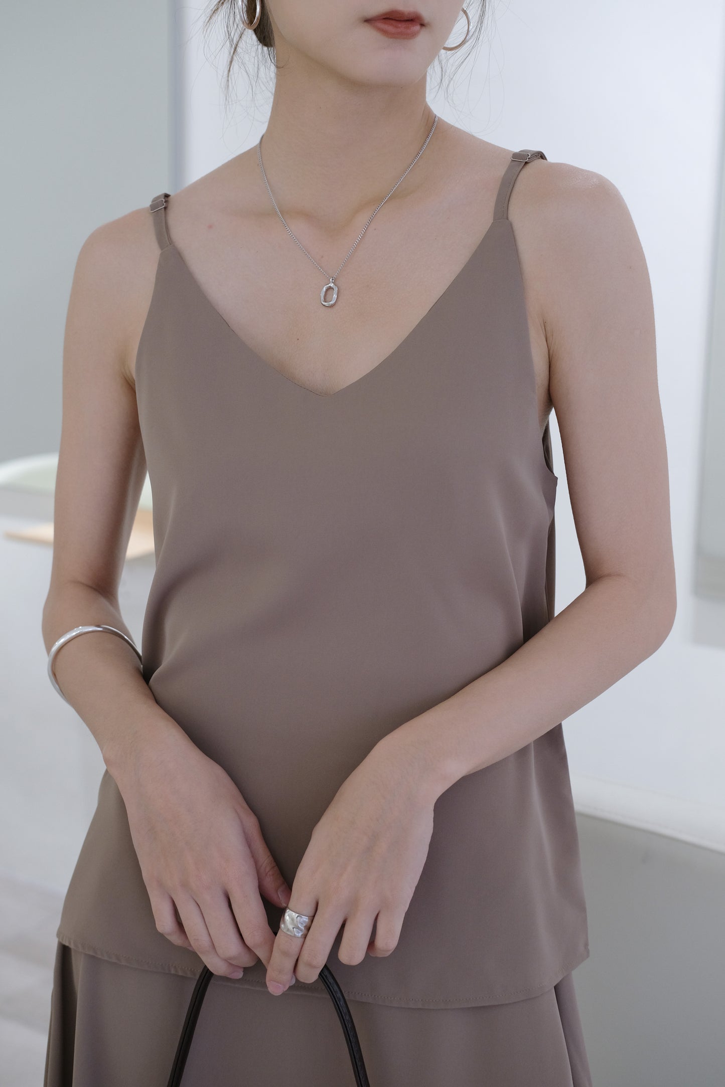 V-neck sleeveless vest + high-rise hip skirt coffee color