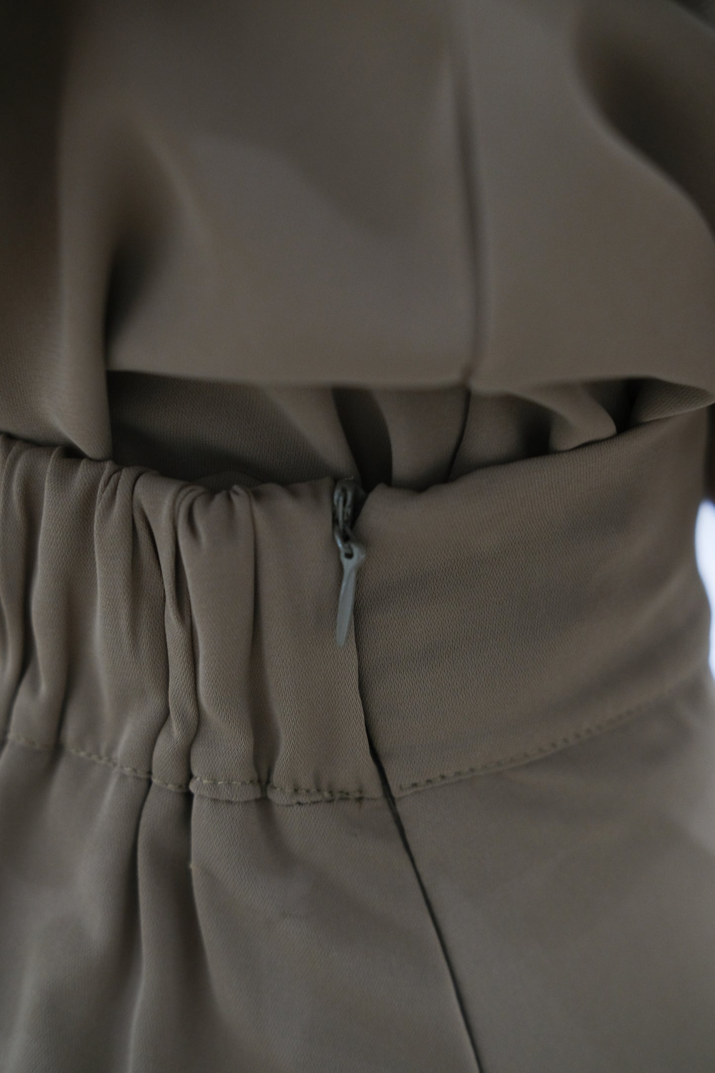V-neck sleeveless vest + high-rise hip skirt coffee color