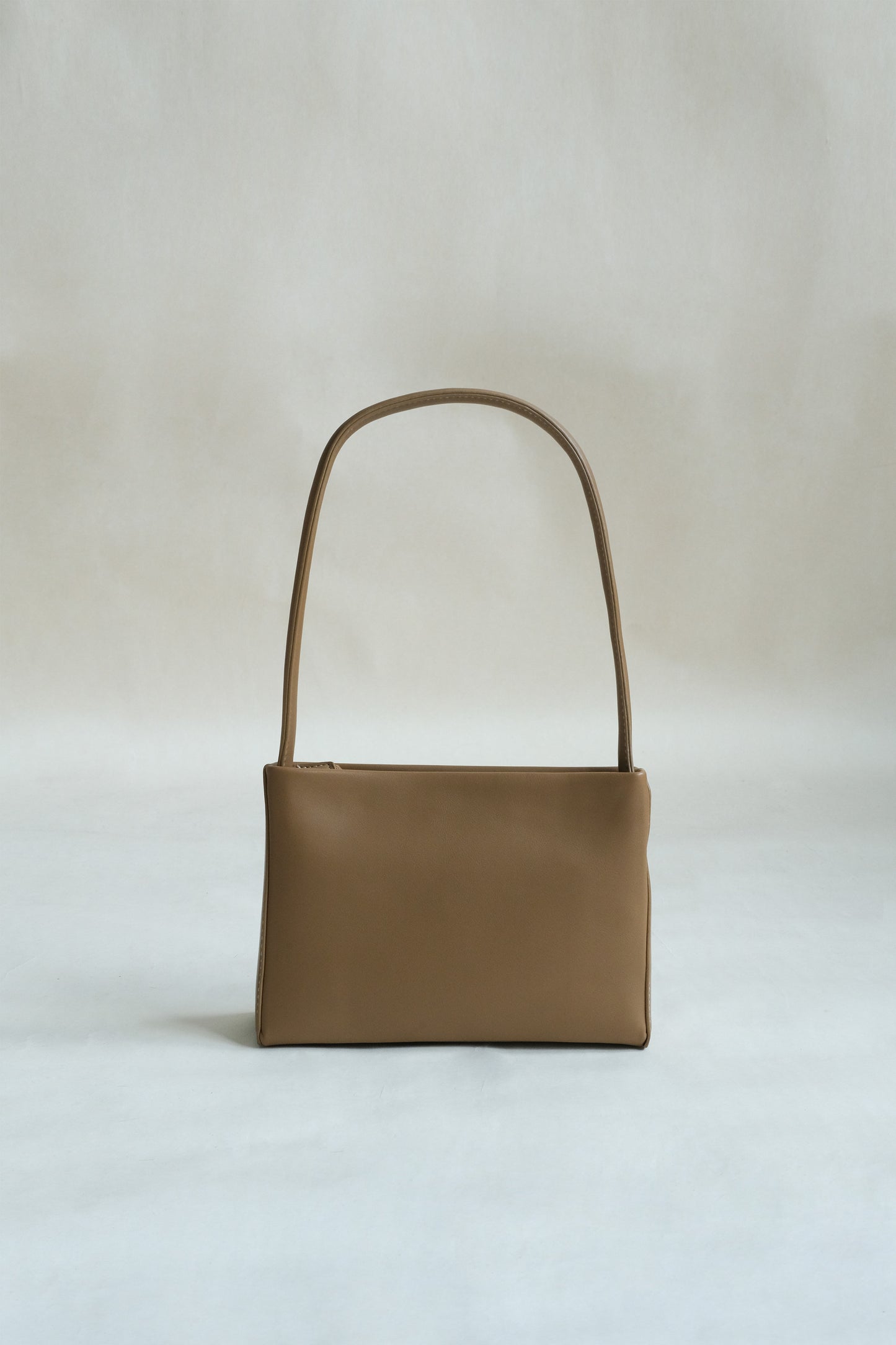 Square tote bag with one shoulder under the armpits in brown