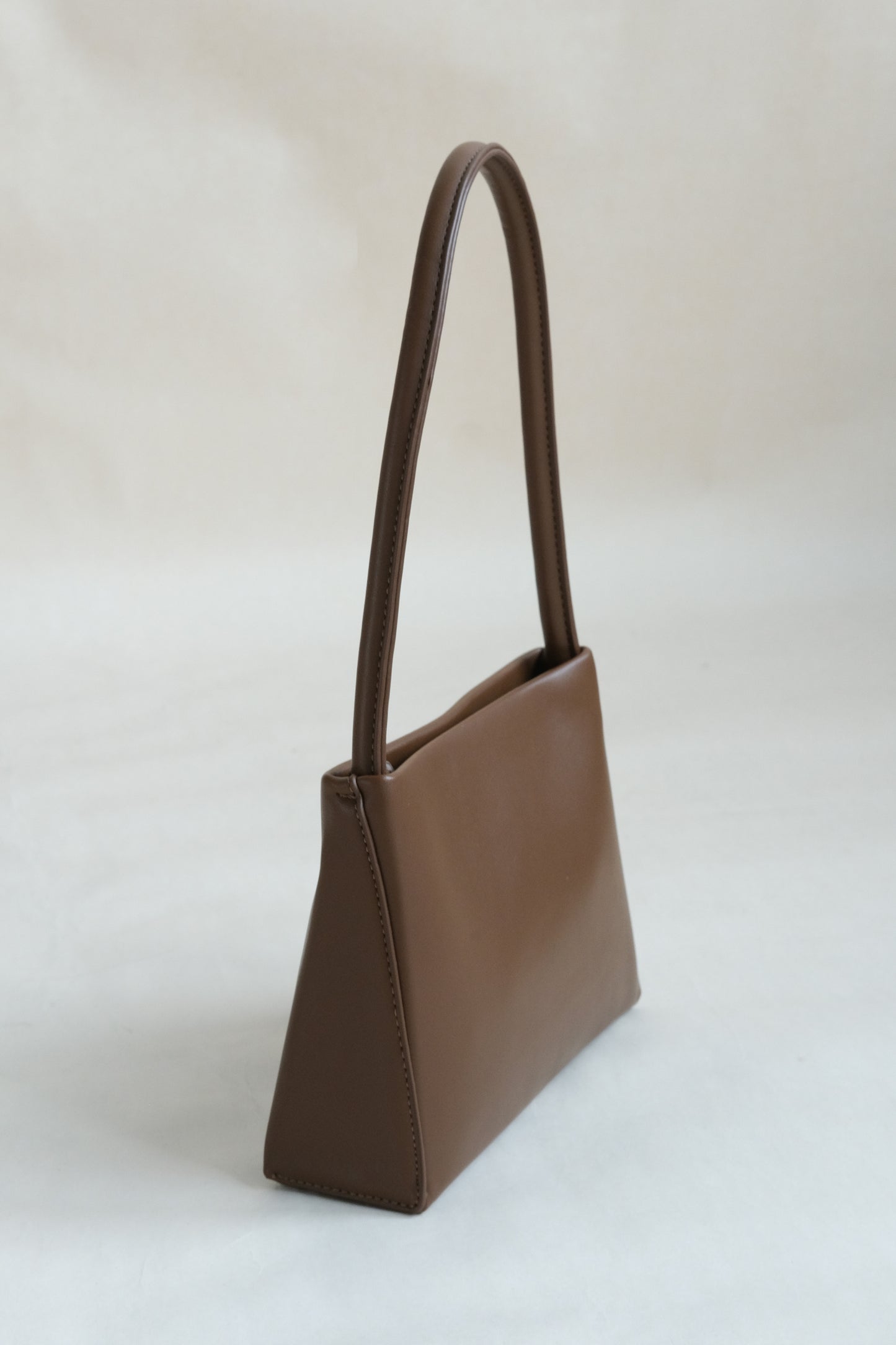 Square tote bag with one shoulder under the armpits in coffee