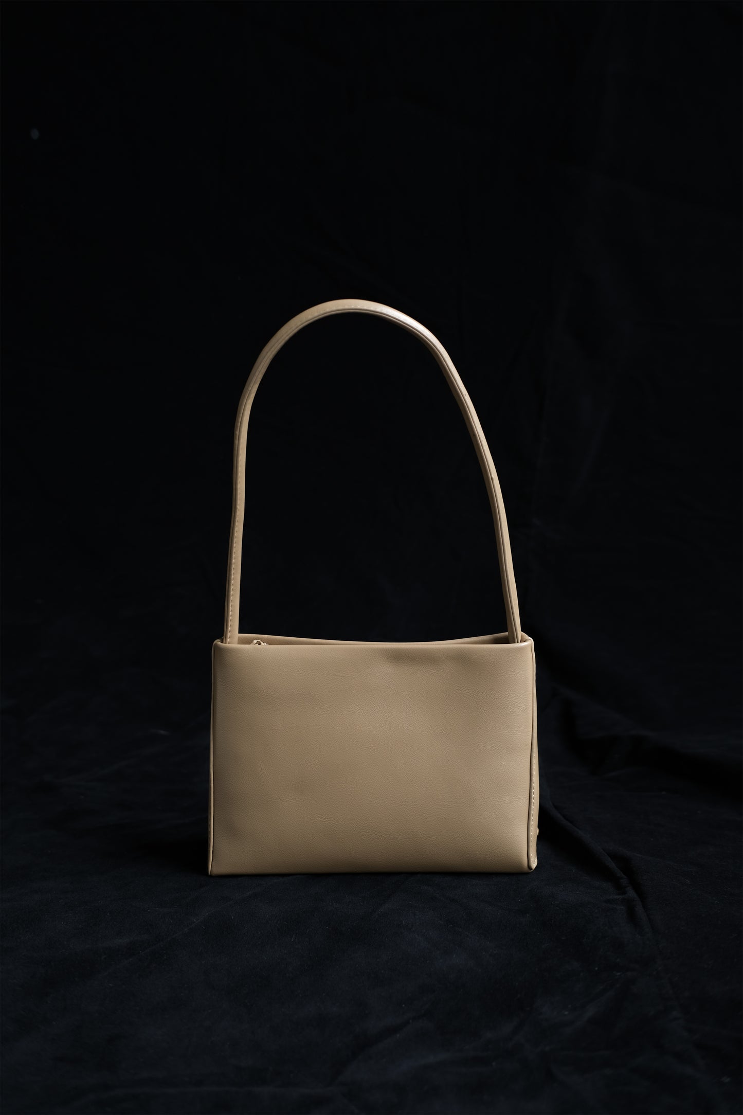 Square tote bag with one shoulder under the armpits in khaki