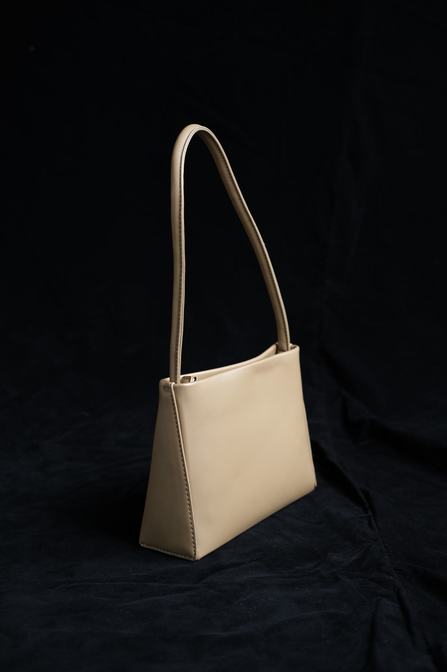 Square tote bag with one shoulder under the armpits in khaki