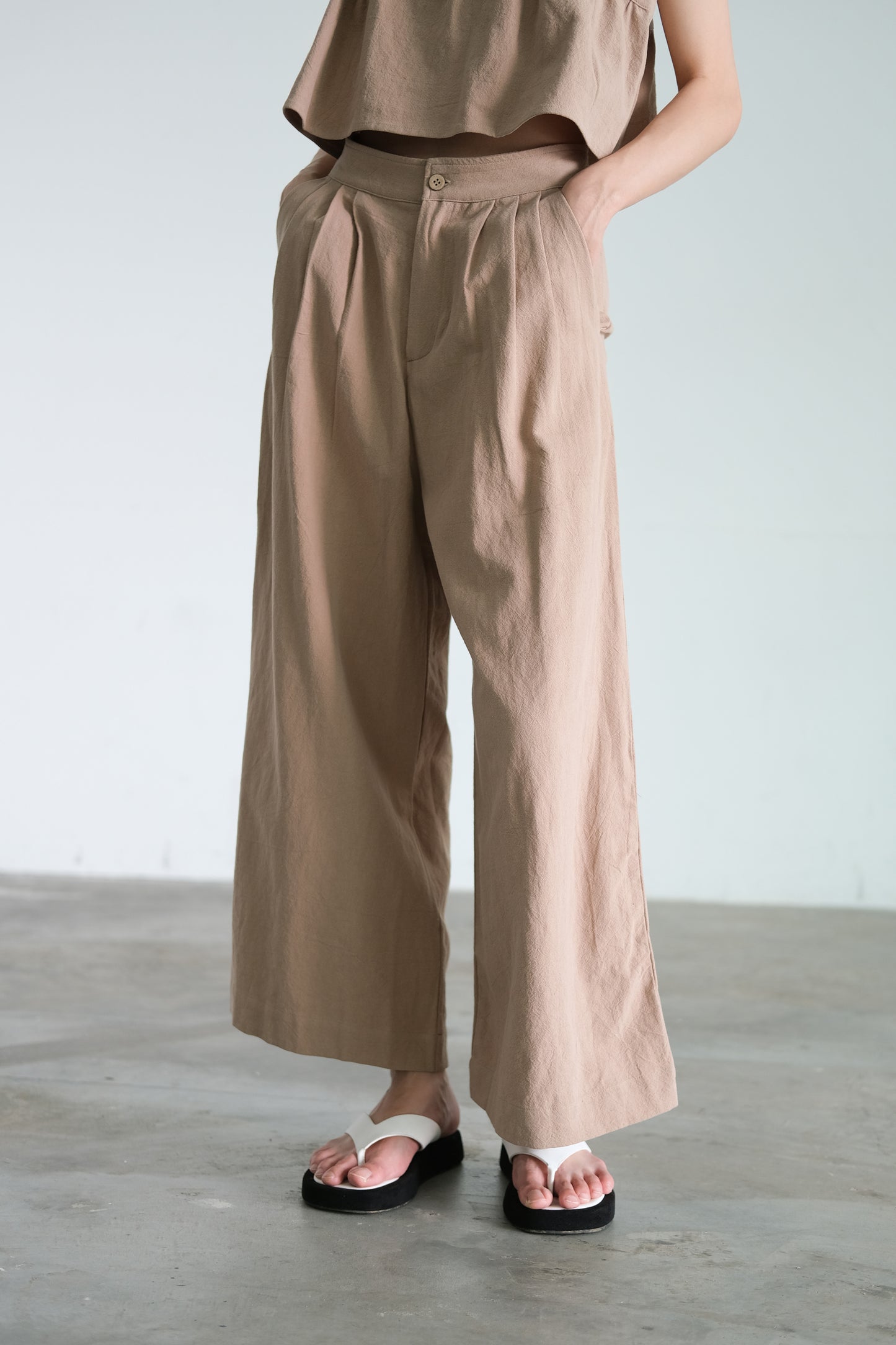 Cropped wide-leg pants in coffee