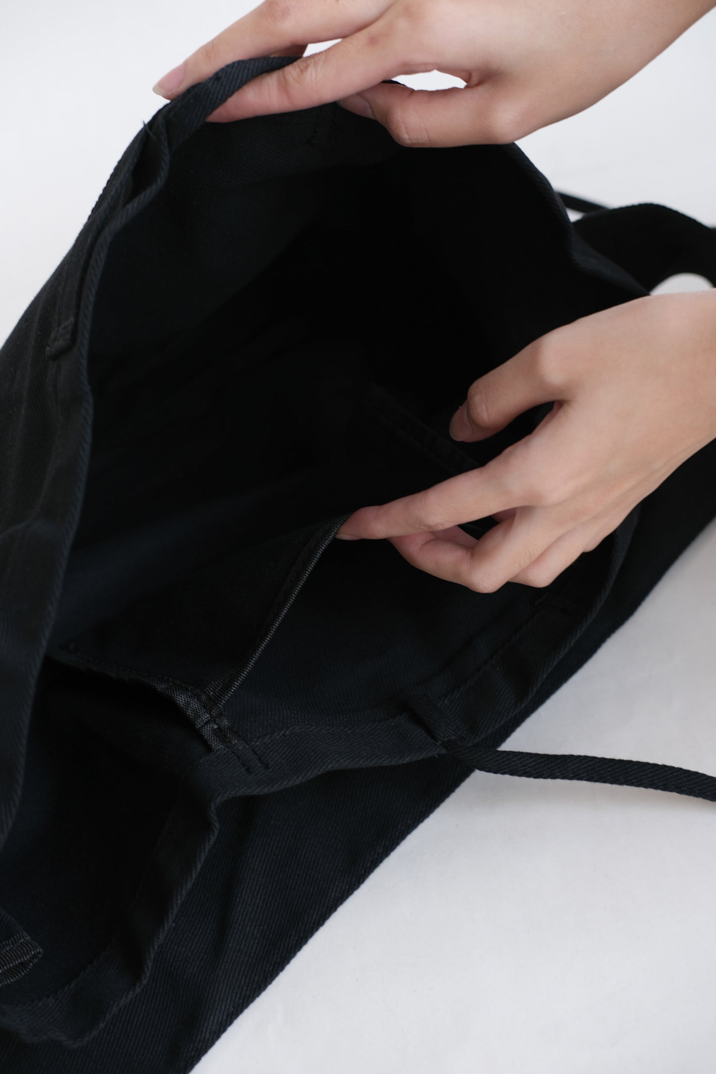 Lace canvas bag in classic black color