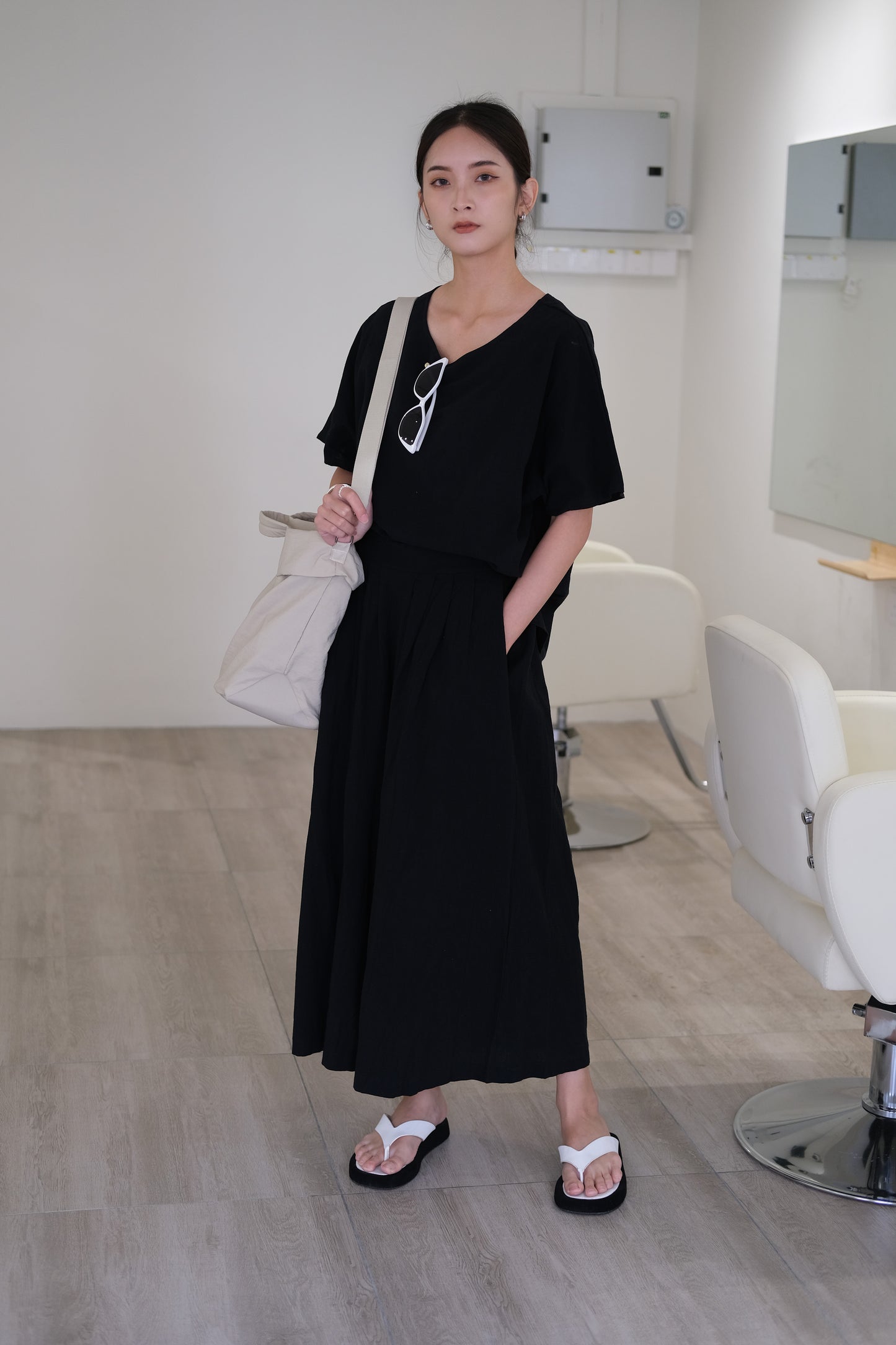 Cotton and linen short-sleeved T-shirt + wide-leg pants in classic black