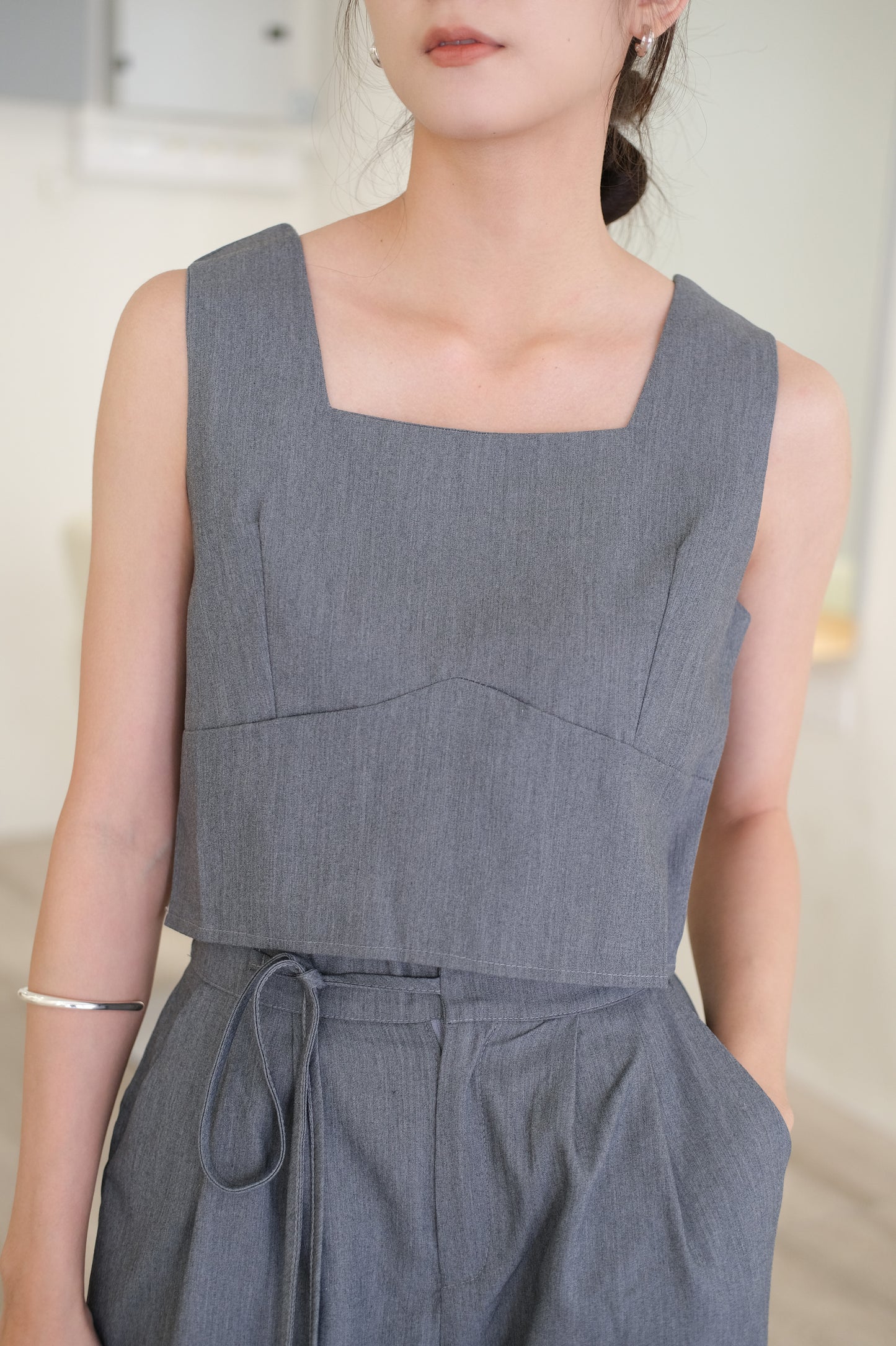 Square neck loose vest + high-waisted lace-up wide-leg pants in grey
