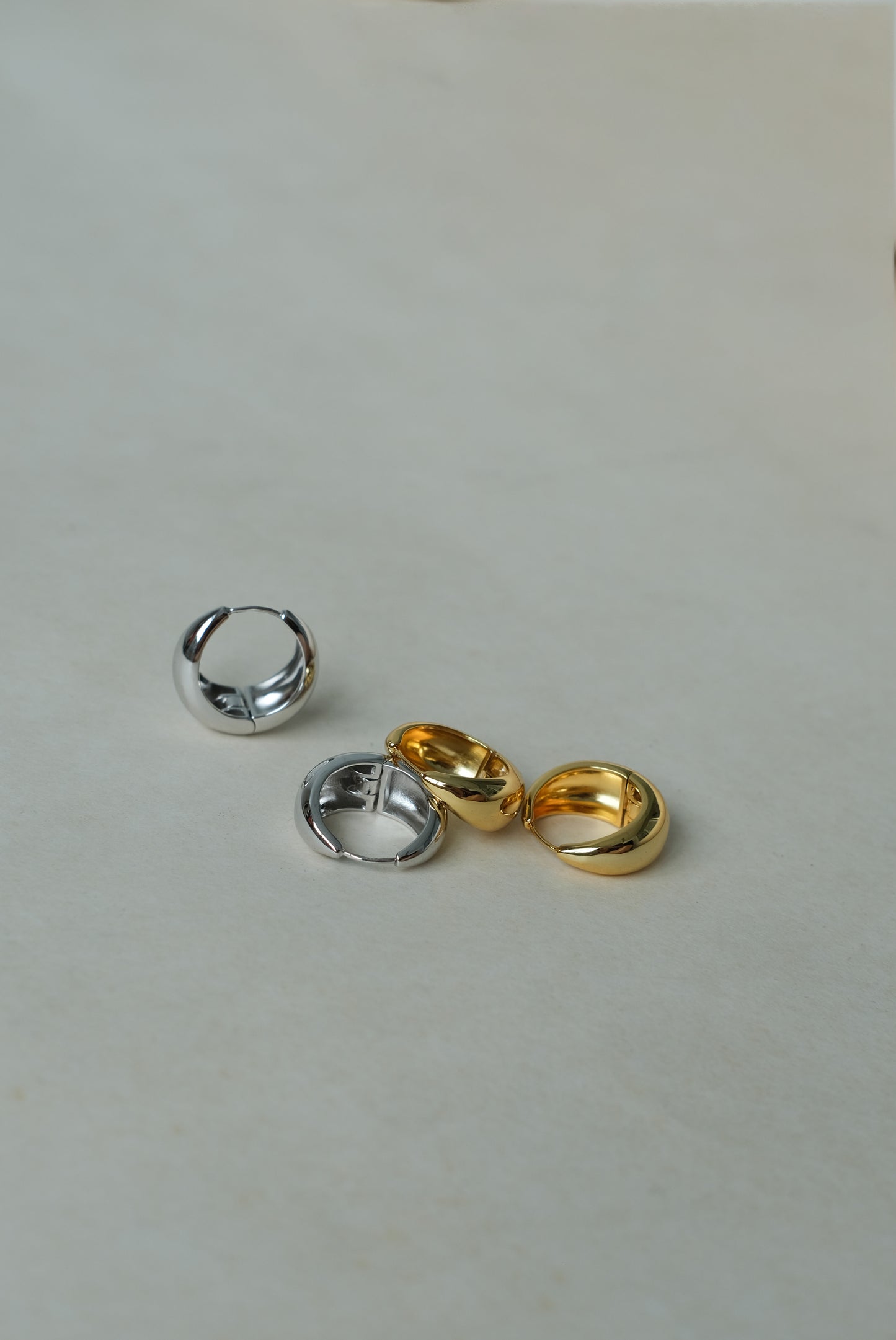 Circle earrings in gold