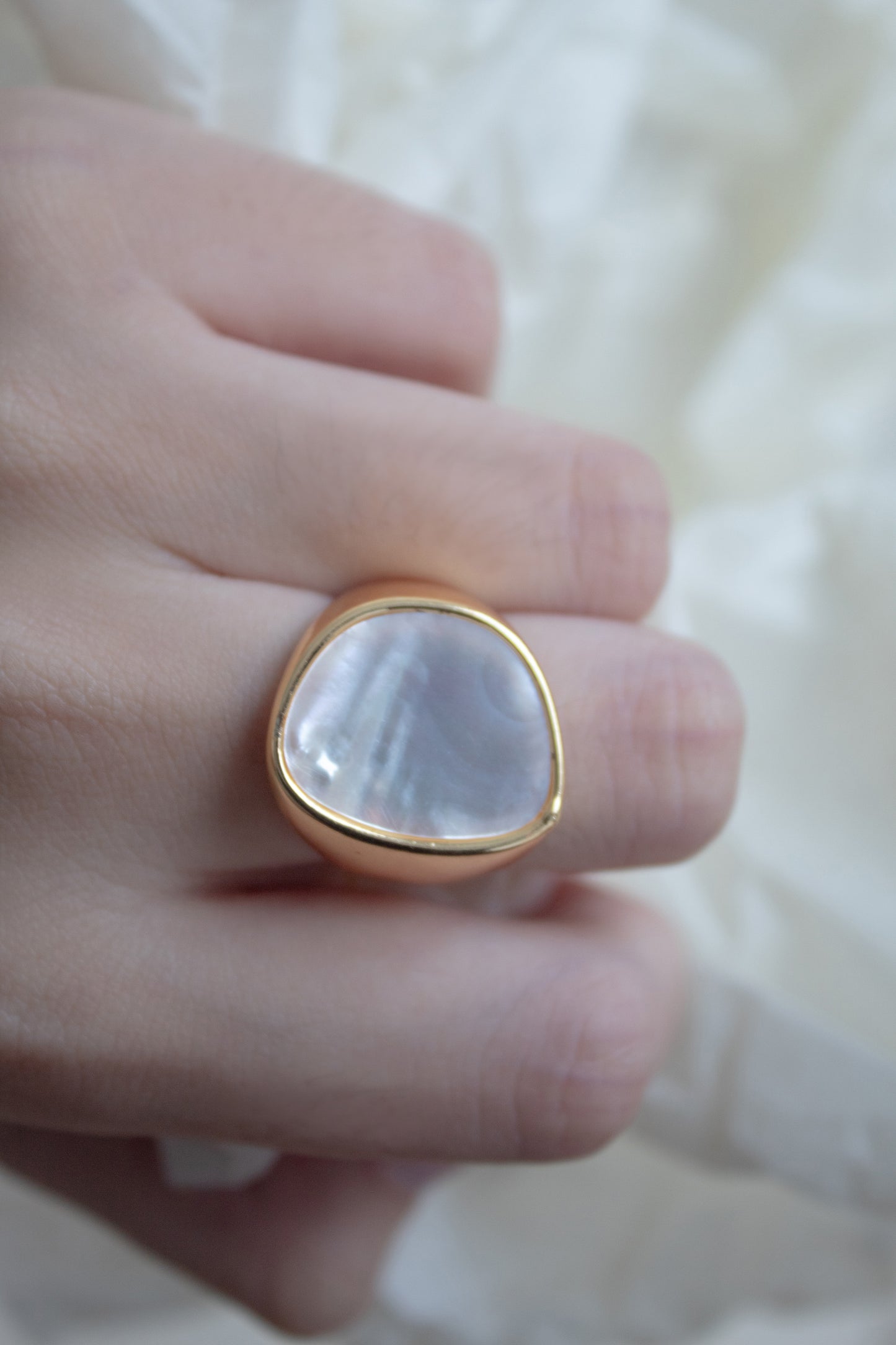 Shell retro ring in gold